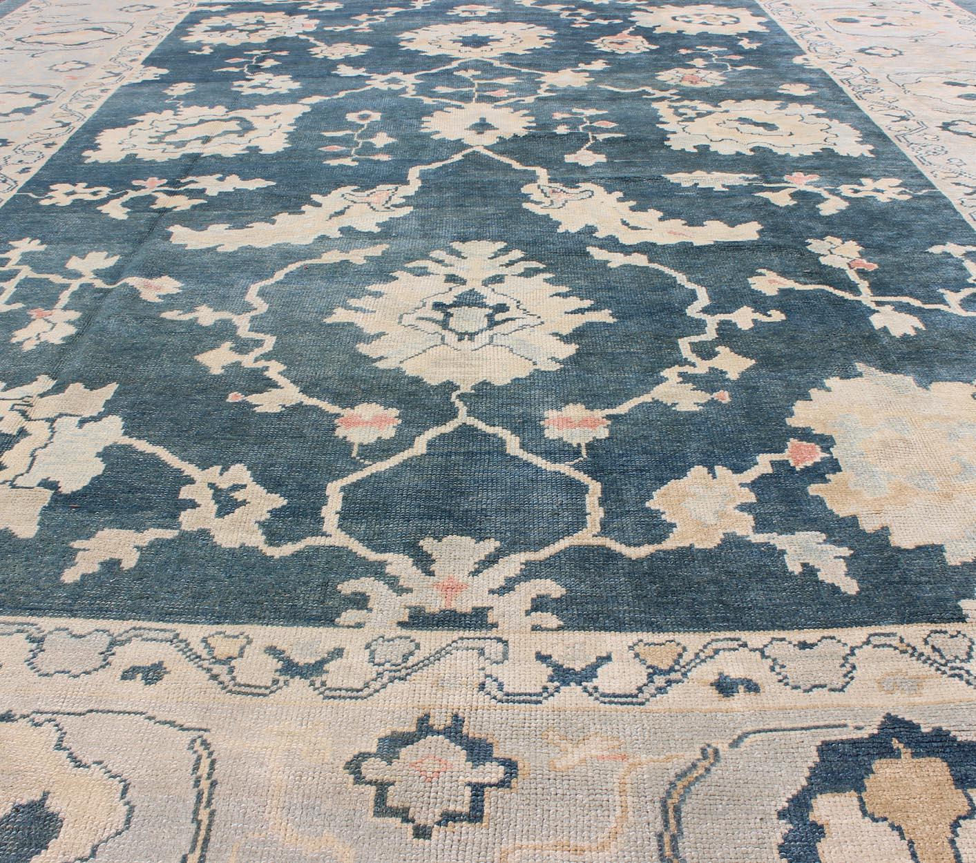Groer trkischer Oushak-Teppich mit dunkel Tealblauem Hintergrund und eisblauer Bordre (21. Jahrhundert und zeitgenössisch) im Angebot
