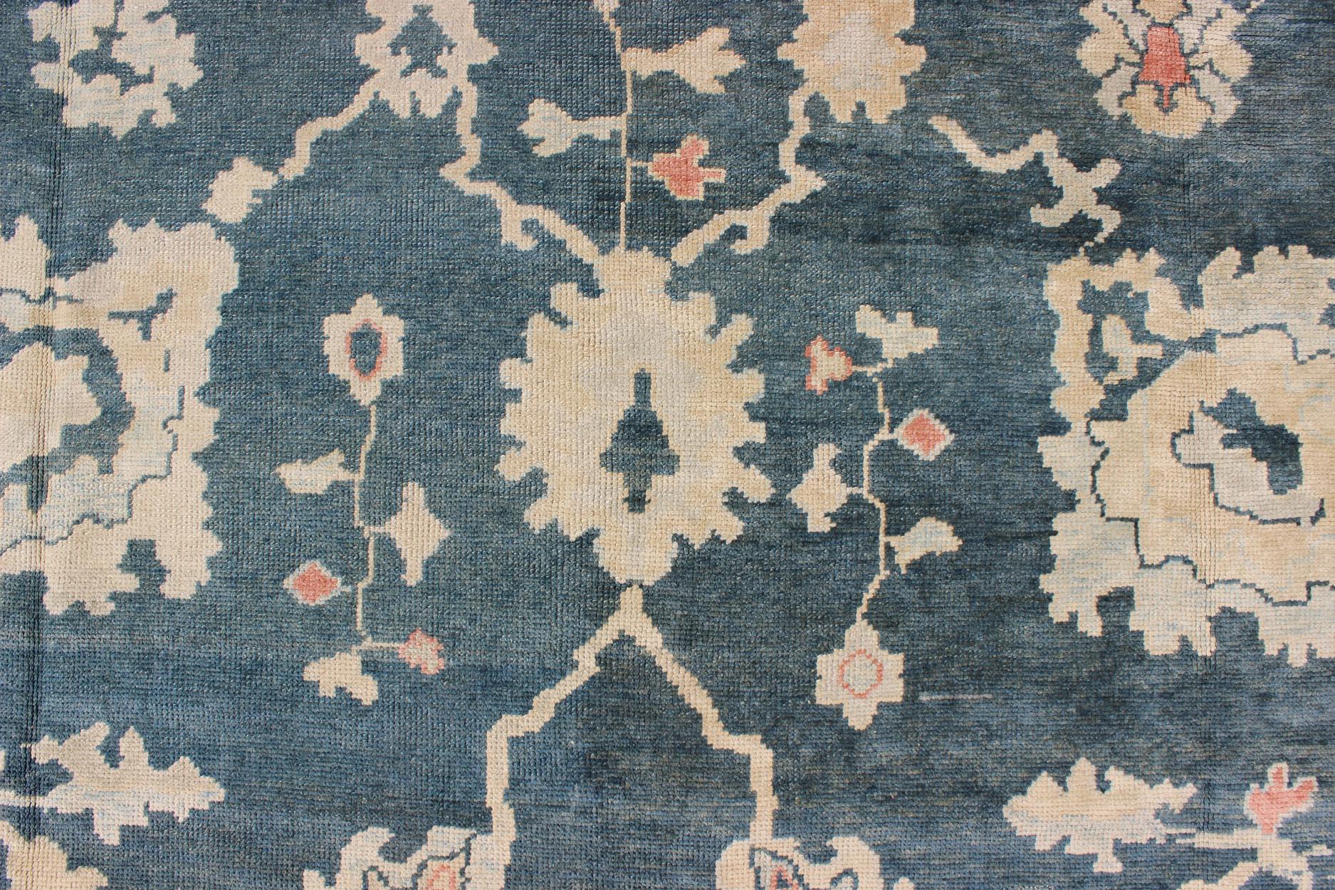Groer trkischer Oushak-Teppich mit dunkel Tealblauem Hintergrund und eisblauer Bordre (Wolle) im Angebot