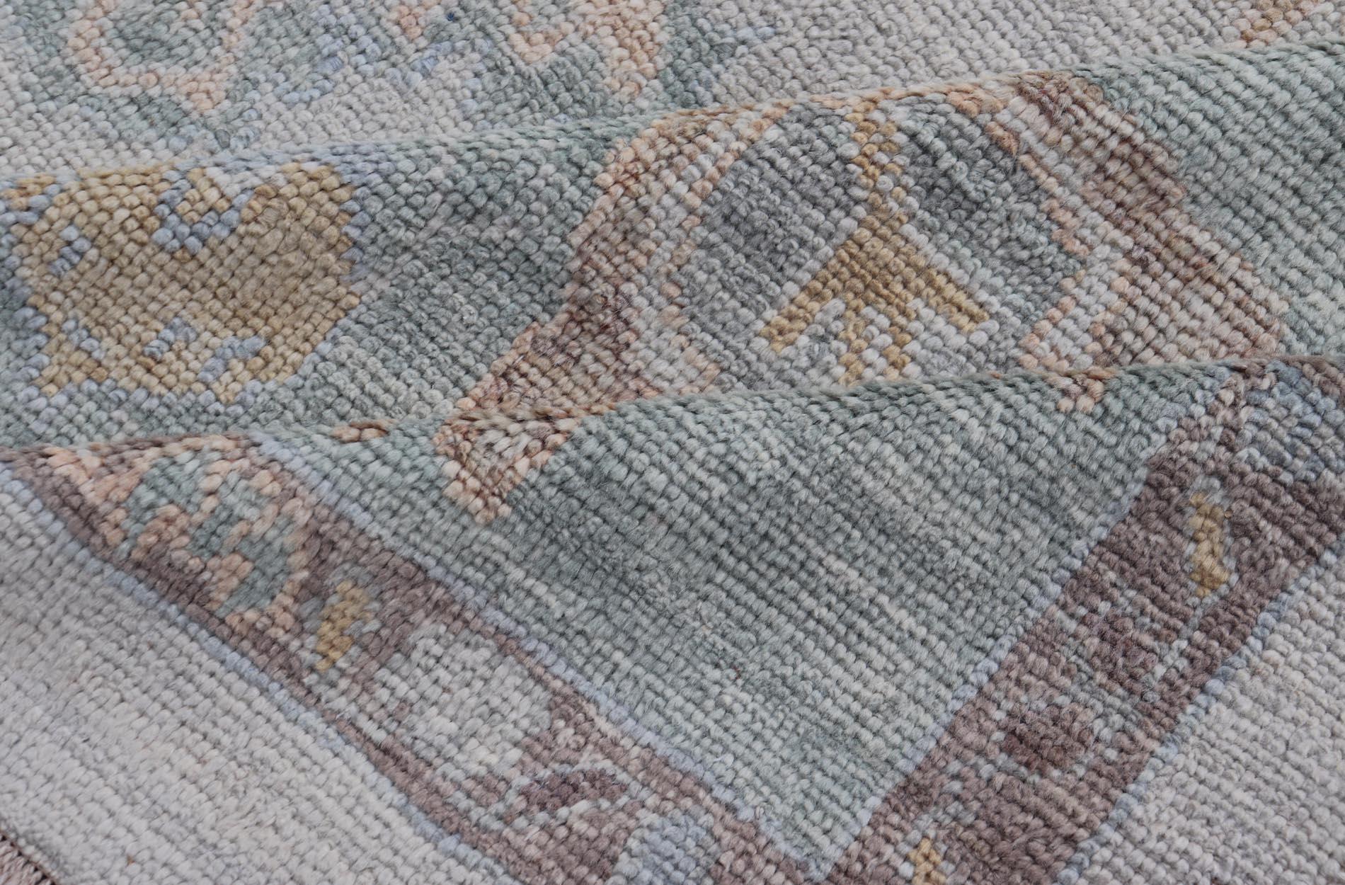 Grande tappeto turco Oushak con tavolozza neutra e design floreale 13'5