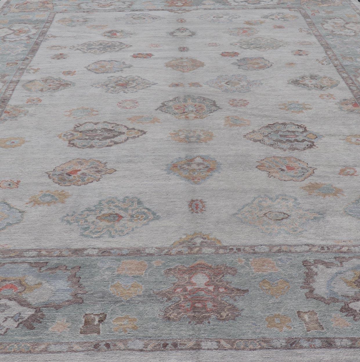 Grande tappeto turco Oushak con tavolozza neutra e design floreale 13'5