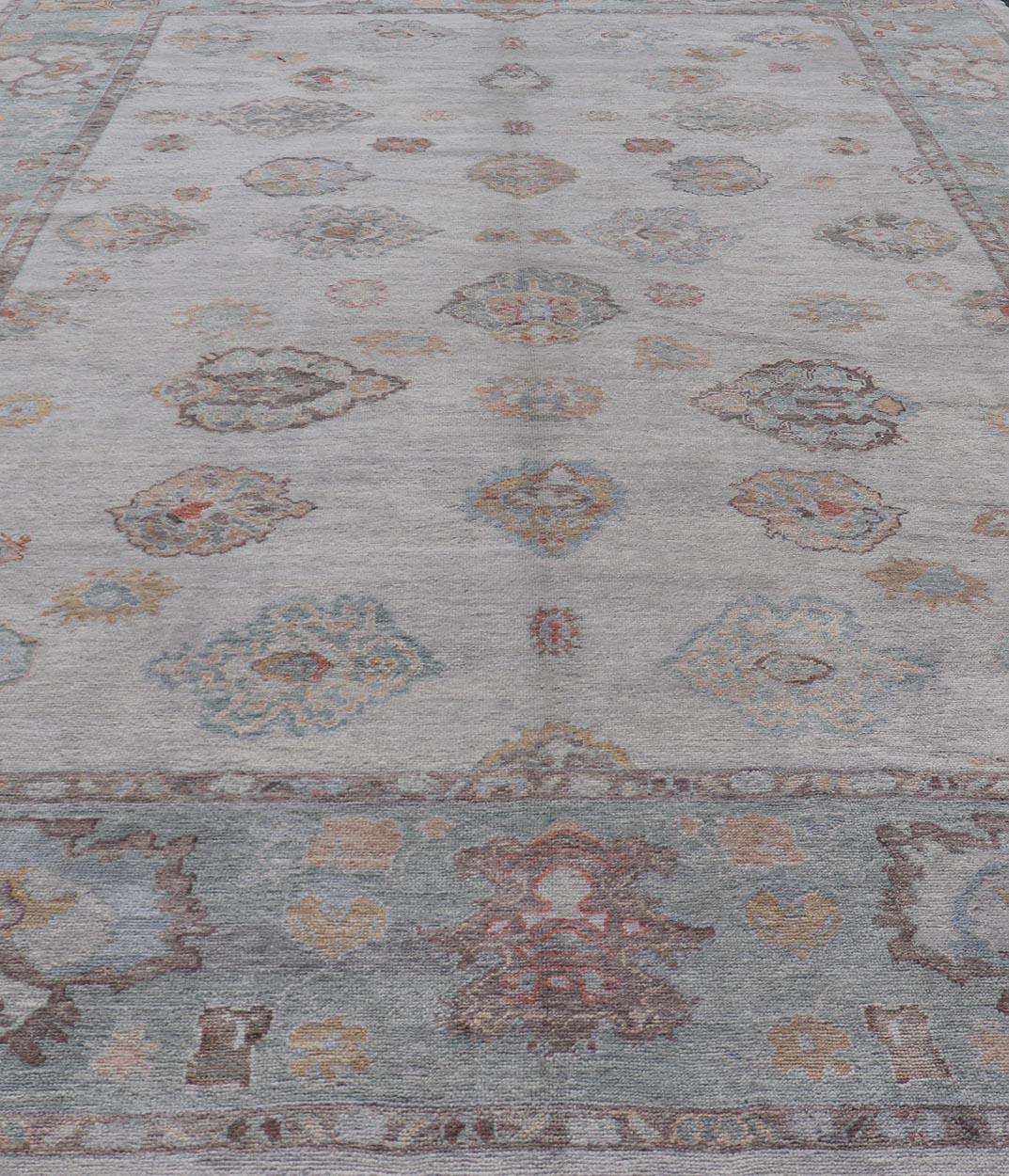 Grande tappeto turco Oushak con tavolozza neutra e design floreale 13'5