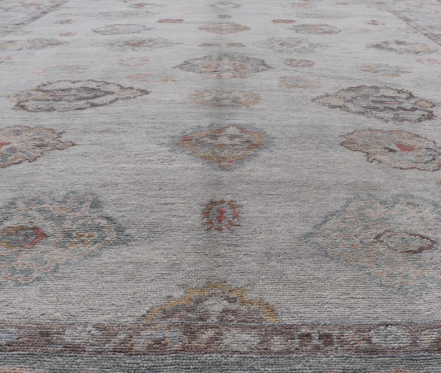Grande tappeto turco Oushak con tavolozza neutra e design floreale 13'5