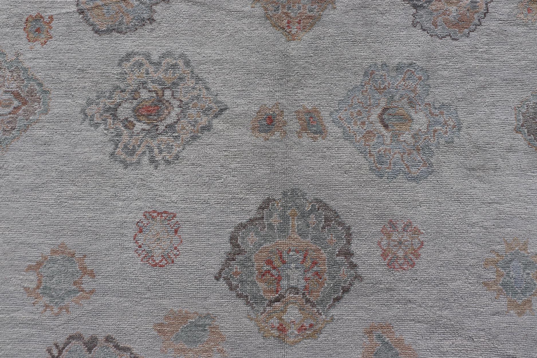 Grande tappeto turco Oushak con tavolozza neutra e design floreale 13'5