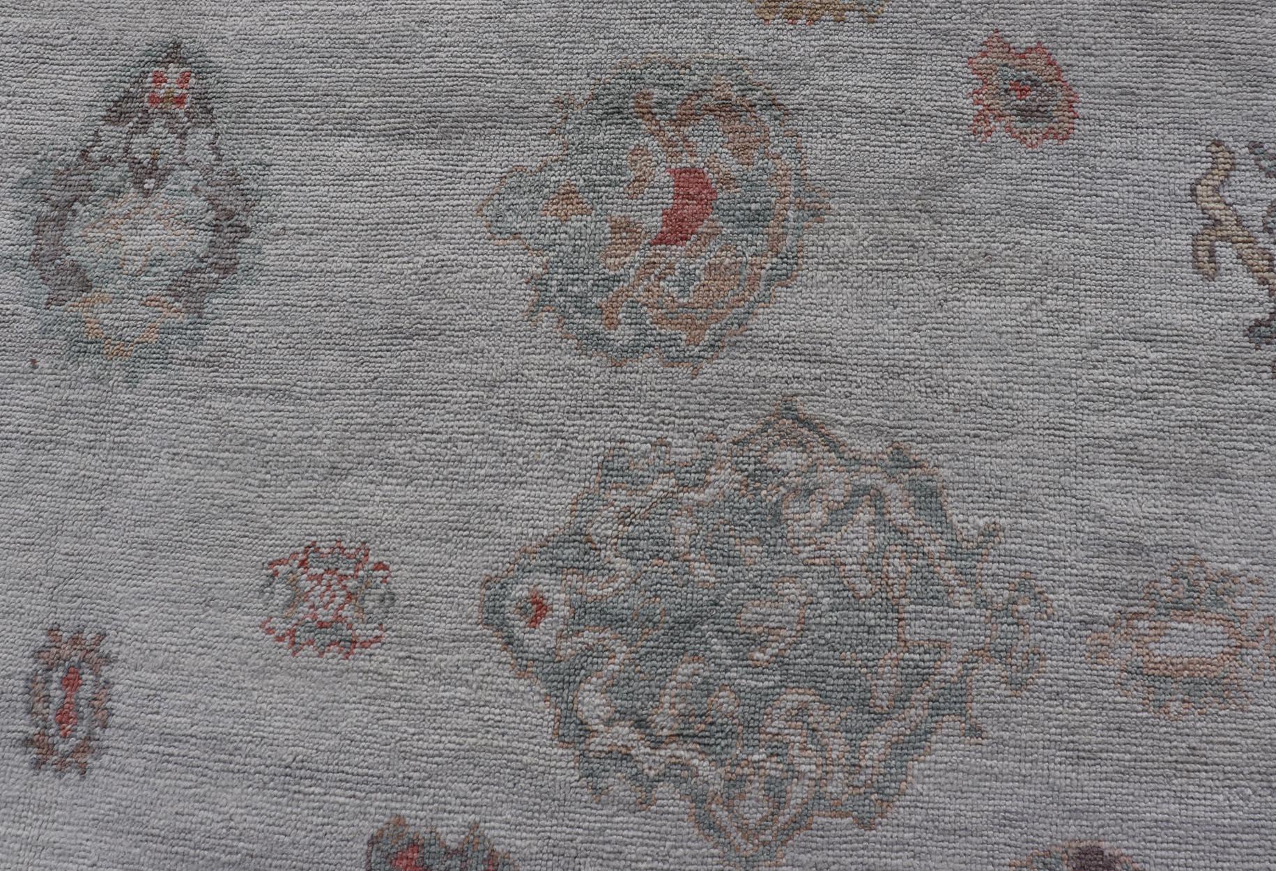 Misure: 13'5 x 21'5 
Tappeto Oushak turco di grandi dimensioni con tavolozza di colori neutri e design floreale all-over. Keivan Woven Arts / Tappeto EN-15203, Paese d'origine/tipo: Turchia / Oushak.

Questo tappeto Oushak annodato e filato a mano,
