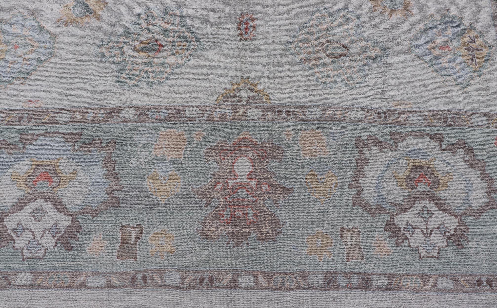Annodato a mano Grande tappeto turco Oushak con tavolozza neutra e design floreale 13'5