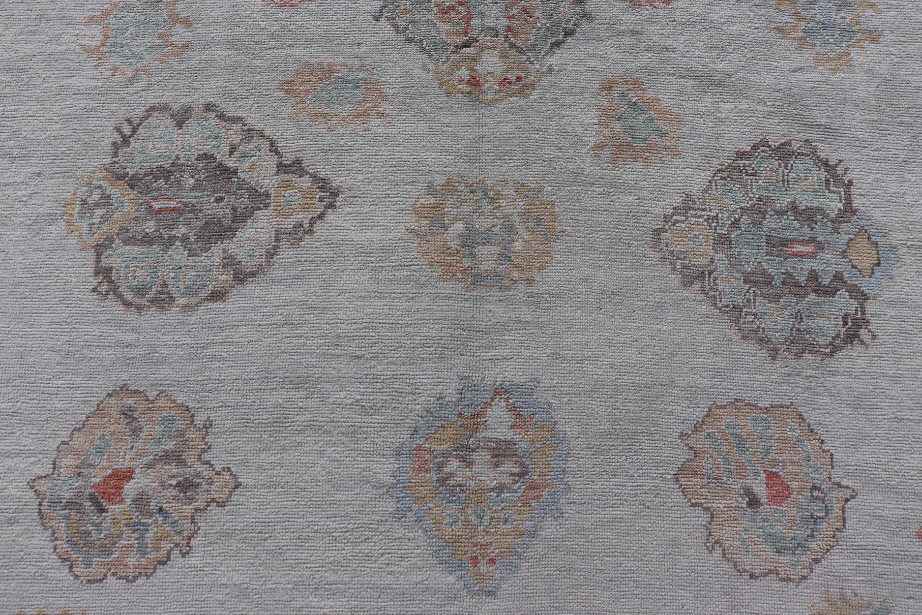 Grande tappeto turco Oushak con tavolozza neutra e design floreale 13'5