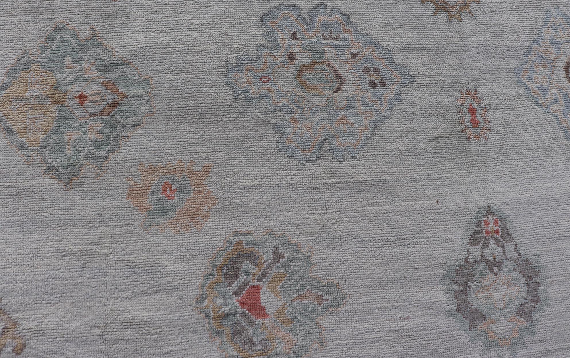 XXI secolo e contemporaneo Grande tappeto turco Oushak con tavolozza neutra e design floreale 13'5
