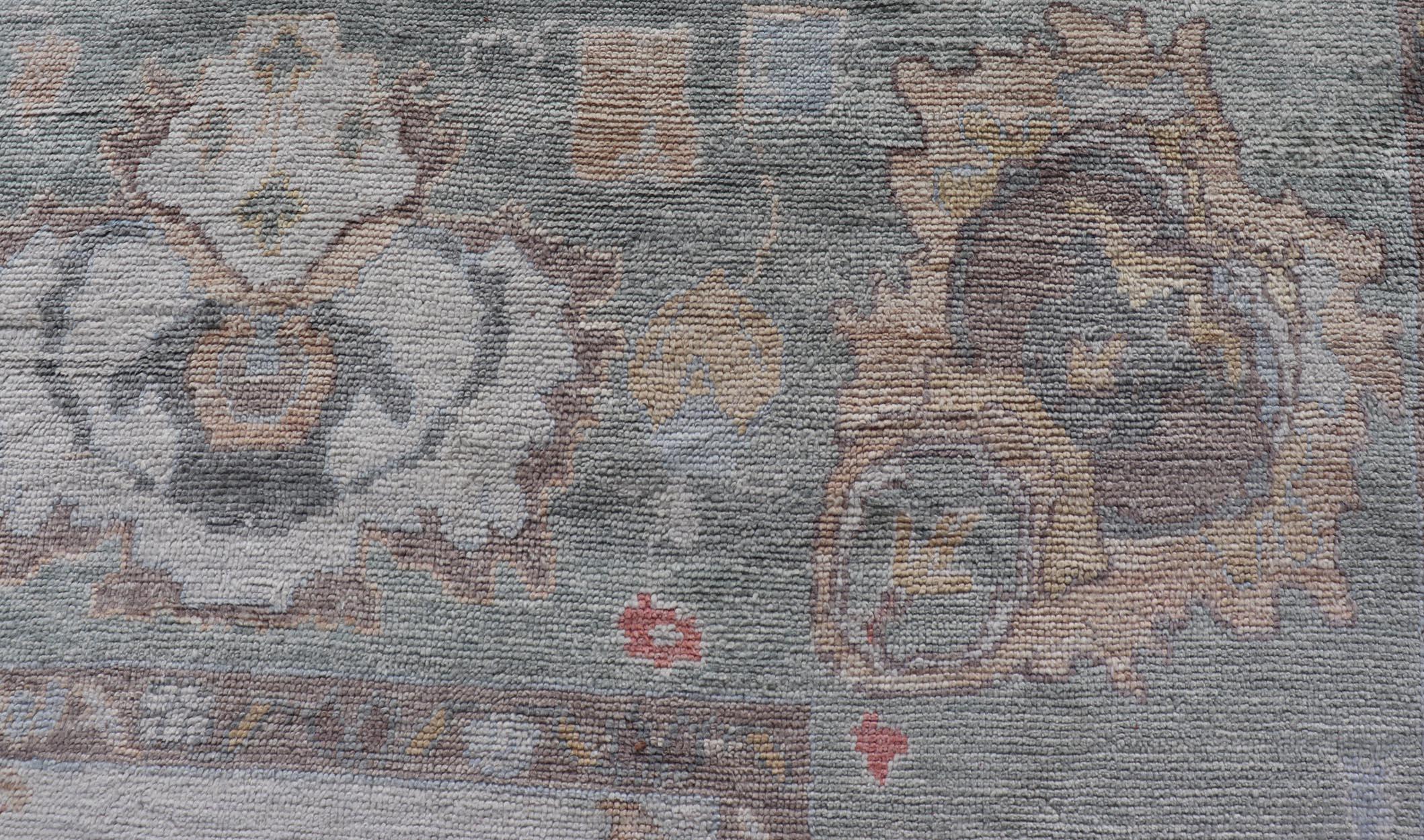 Grande tappeto turco Oushak con tavolozza neutra e design floreale 13'5