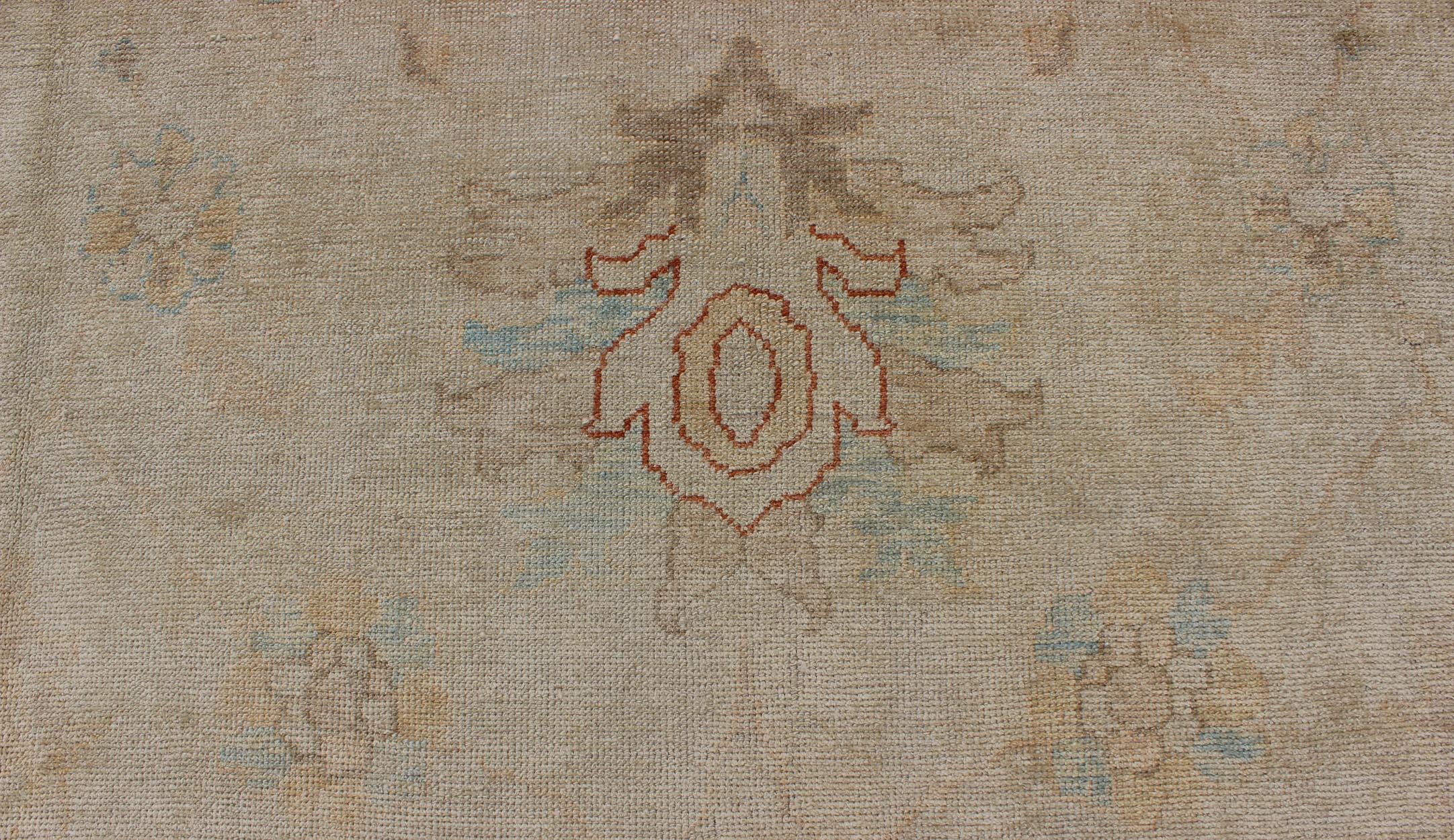 Großer türkischer Oushak-Teppich in Pastellfarben und floralem All-Over-Design im Angebot 8