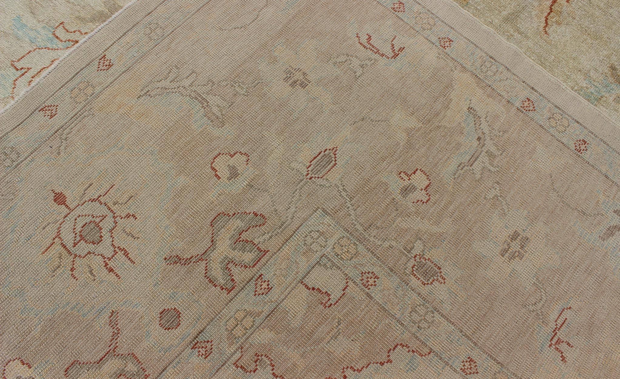Großer türkischer Oushak-Teppich in Pastellfarben und floralem All-Over-Design im Angebot 1