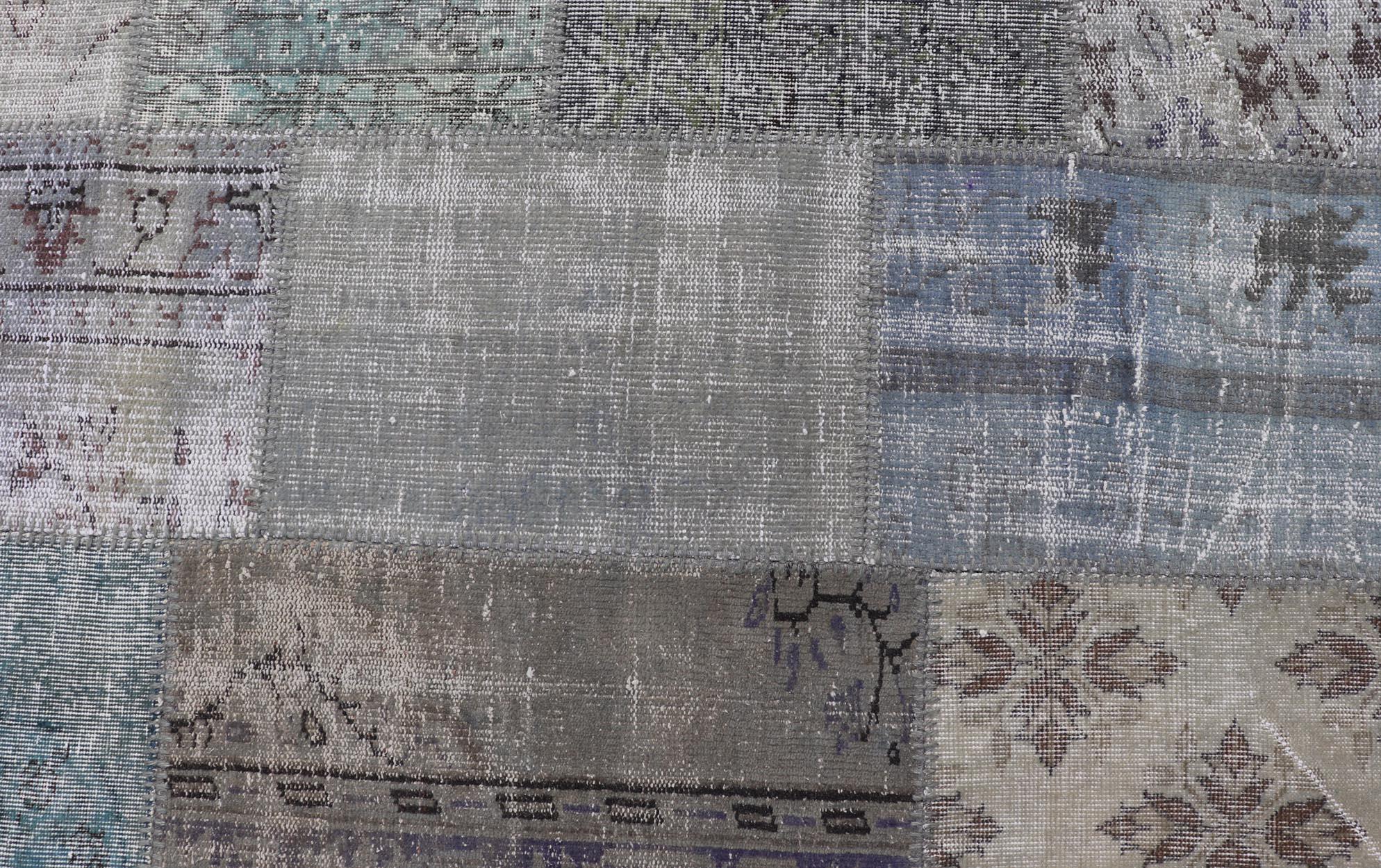 Gran alfombra turca de patchwork en tonos grises, verdes, azules, marrones y neutros Anudado a mano en venta