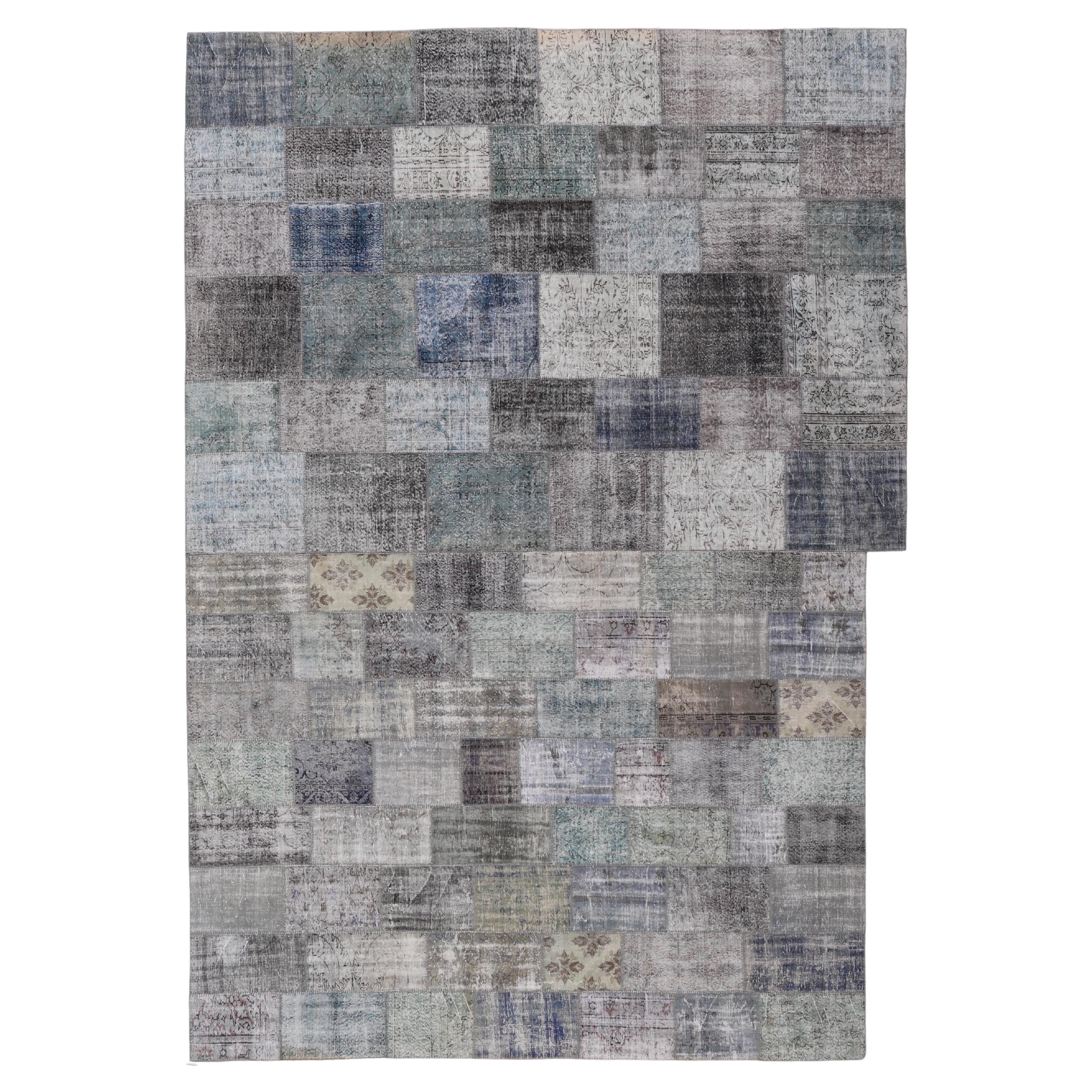 Gran alfombra turca de patchwork en tonos grises, verdes, azules, marrones y neutros