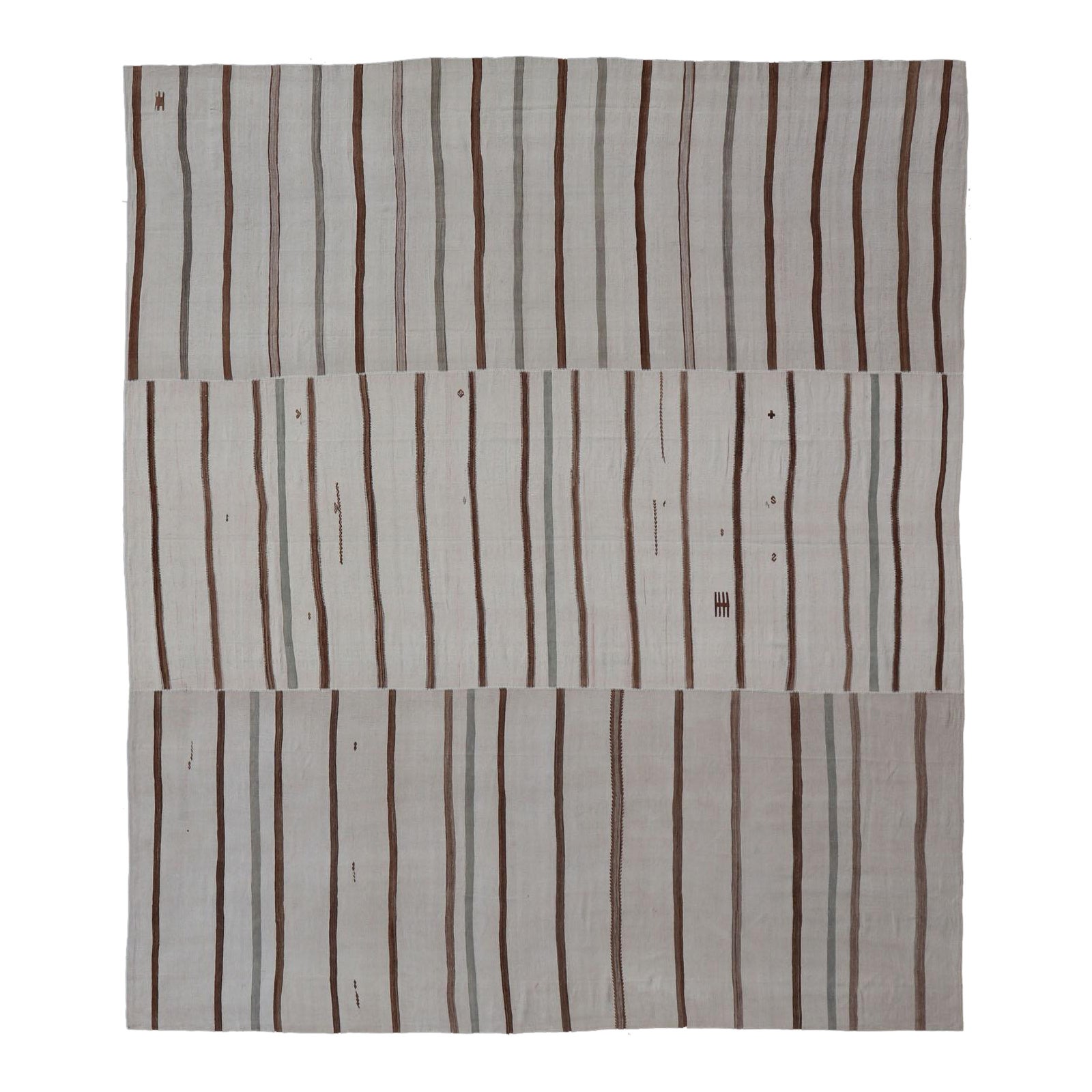 Un grande tappeto turco vintage a trama piatta in marrone chiaro e crema con disegno a strisce