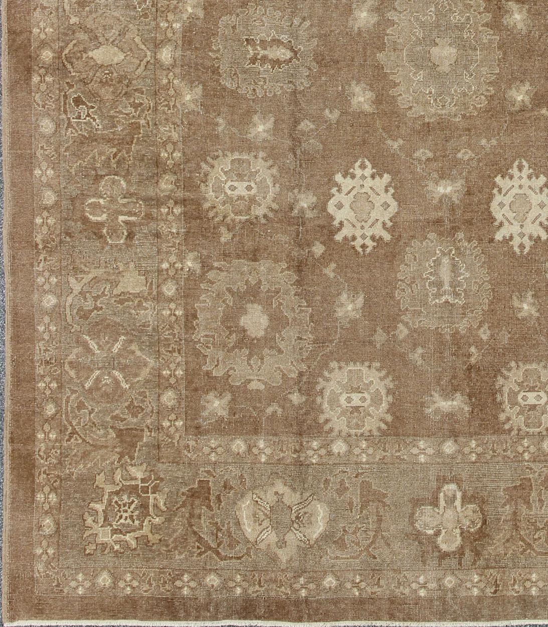 Vintage Turkish rug with neutral and earth tones and color palette in a large scale all-over design, rug en-112805, country of origin / type: Turkey / Oushak
Made originally with all natural undyed wool, this transitional Turkish rug from Turkey