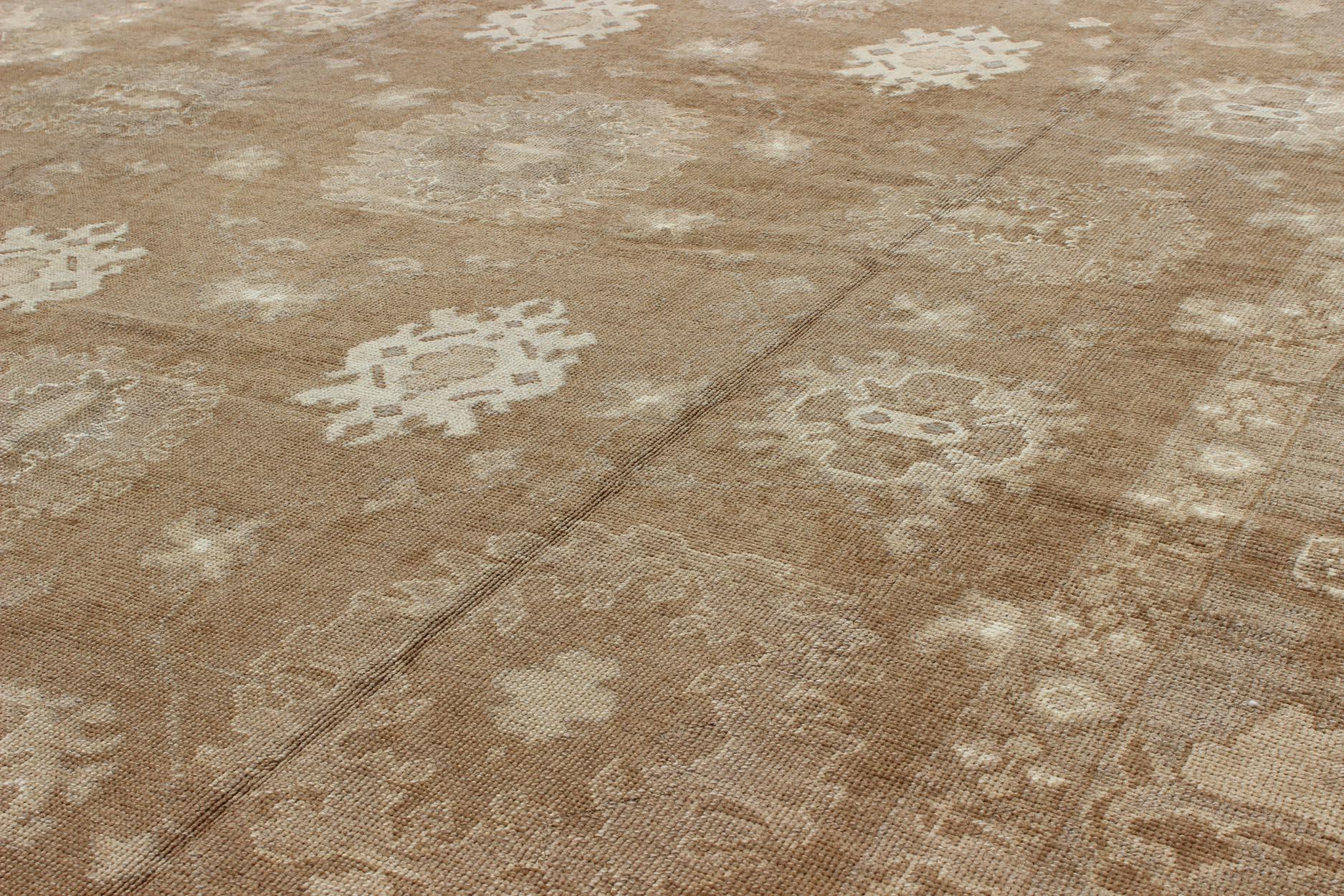 Großer großer türkischer Vintage-Teppich in hellbraunem Feld, Taupe, Elfenbein und Erdtönen   (Handgeknüpft) im Angebot