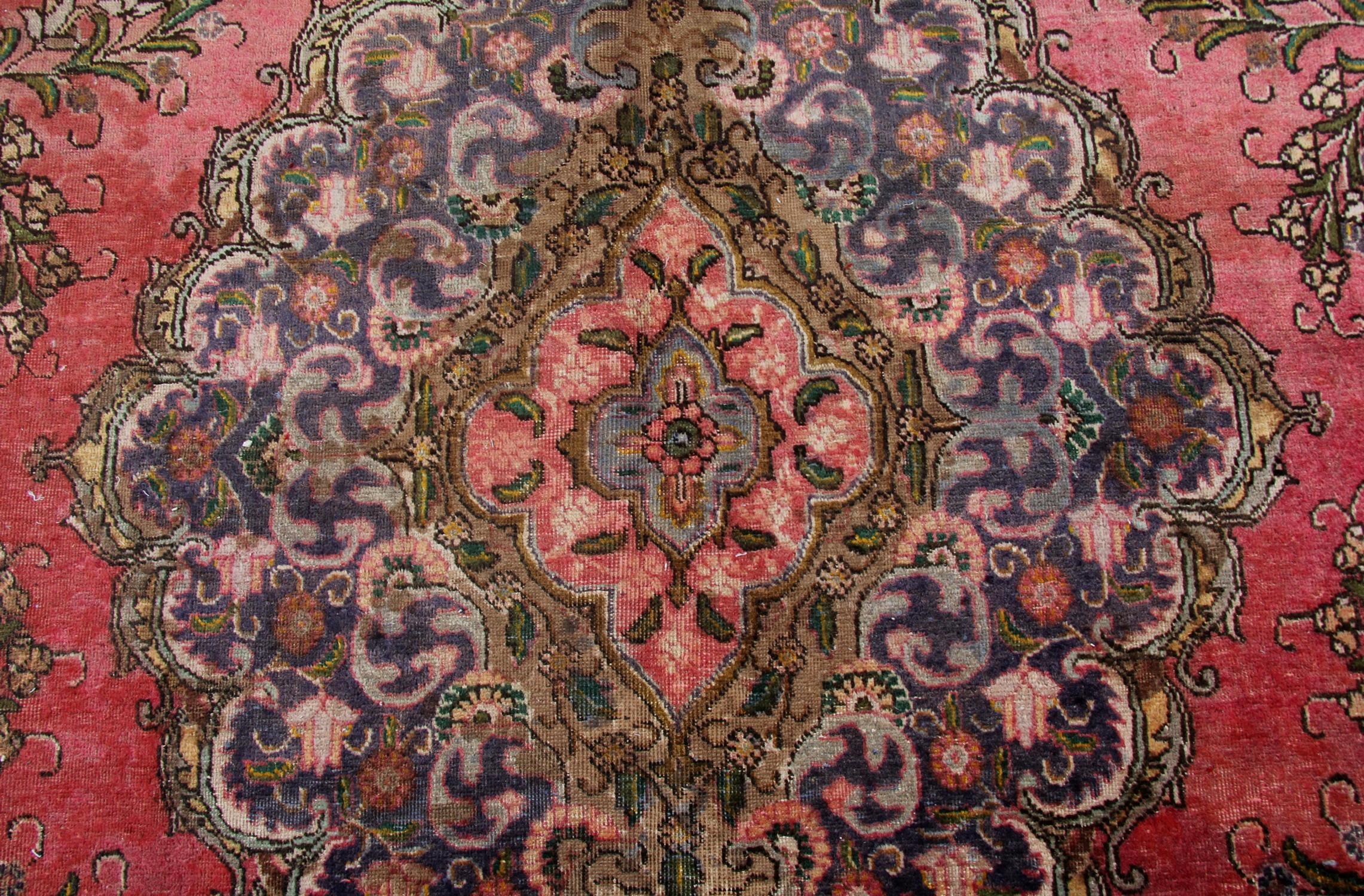 Großer türkischer Vintage-Teppich aus roter Wolle, handgefertigt (Ende des 20. Jahrhunderts) im Angebot