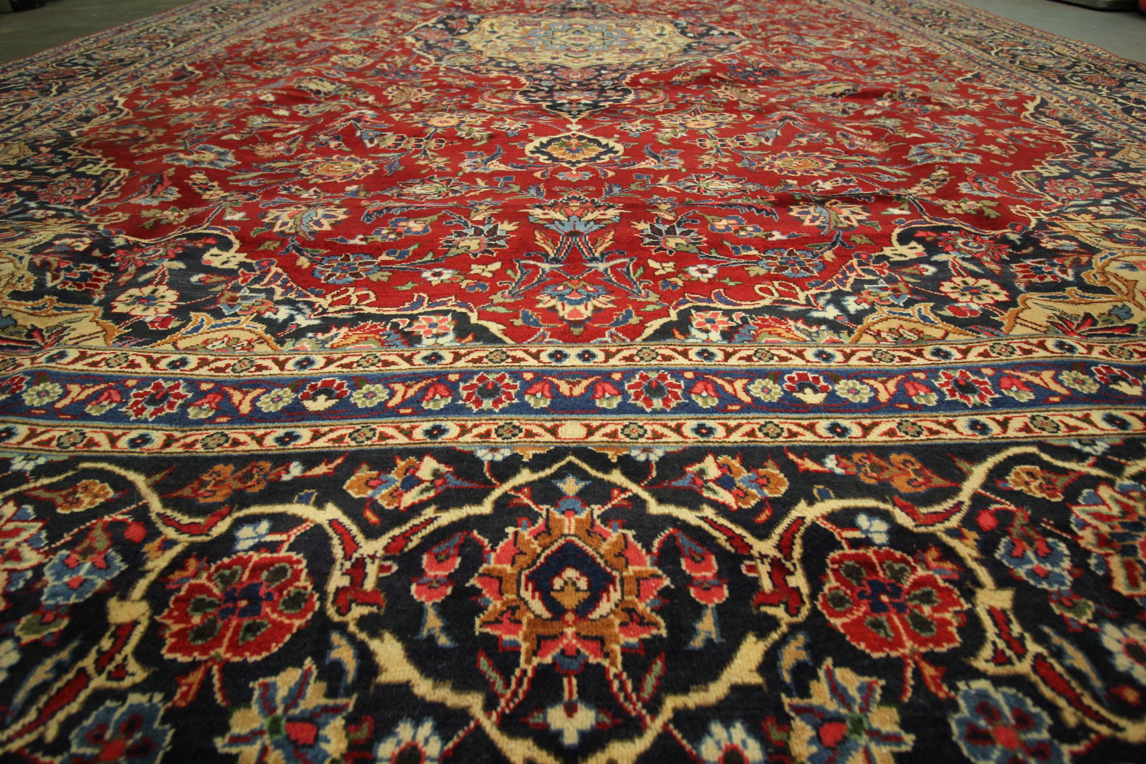 Großer großer türkischer handgefertigter Vintage-Teppich aus roter Wolle, orientalischer Teppich (Türkisch) im Angebot