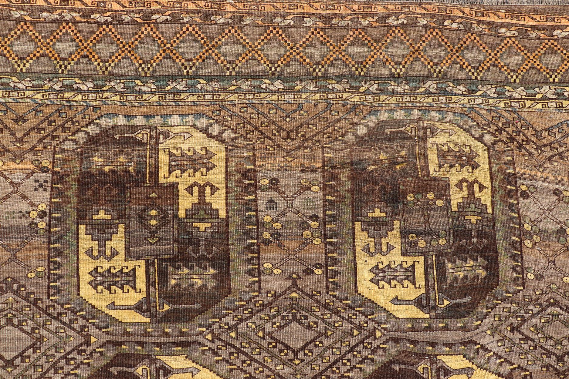 Grand tapis Turkomen Ersari avec motif Bokhara sur toute sa surface en brun, café et jaune en vente 10