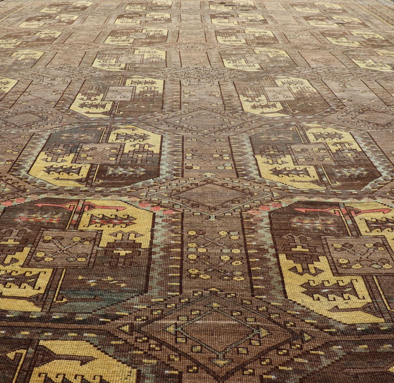 Grand tapis Turkomen Ersari avec motif Bokhara sur toute sa surface en brun, café et jaune en vente 1