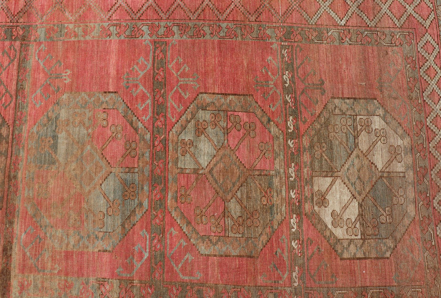 Antique Persian Ersari/ Turkomen rug in coral/red tones with geometric motifs. Keivan Woven Arts / rug EMB-8522-178691, Turkomen, circa 1930.
Measures: 10'4 x 15'6 
This beautiful Turkomen carpet is characterized by its all-over and large scale Gul