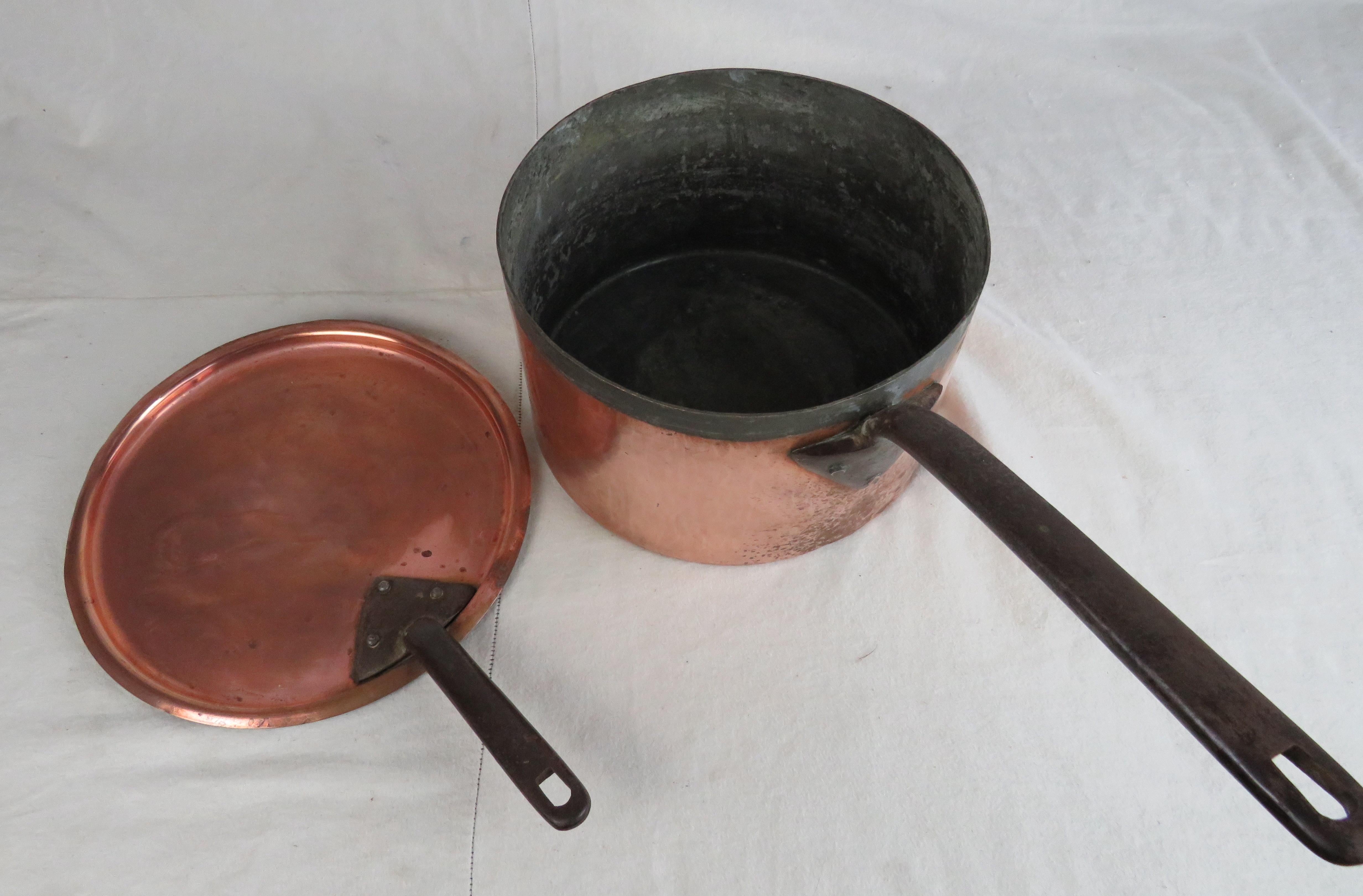 Cuivre Grand pot en cuivre ancien du début du siècle avec couvercle en cuivre à poignée en vente