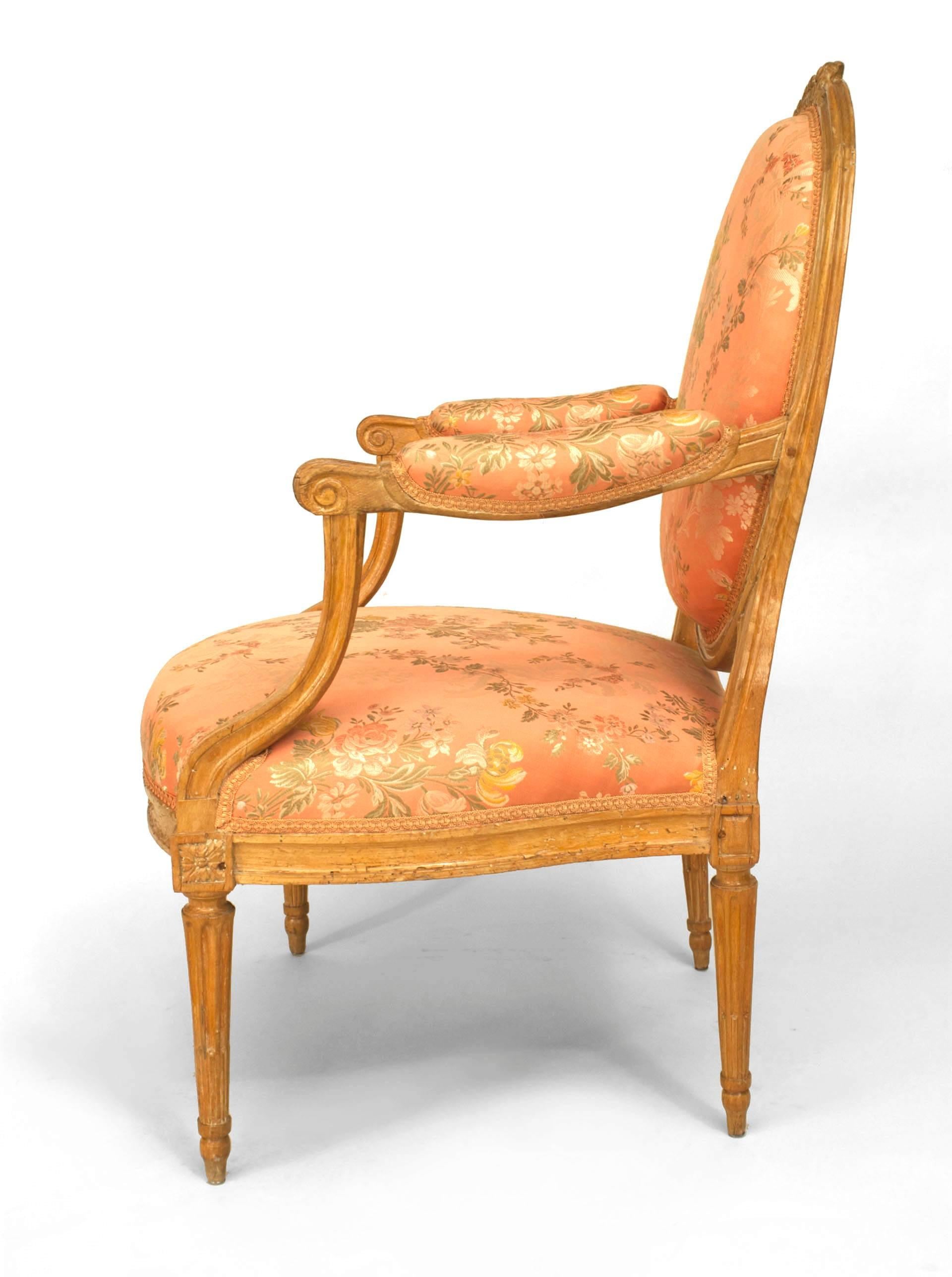 French Louis XVI Pink Floral Arm Chair In Good Condition For Sale In New York, NY