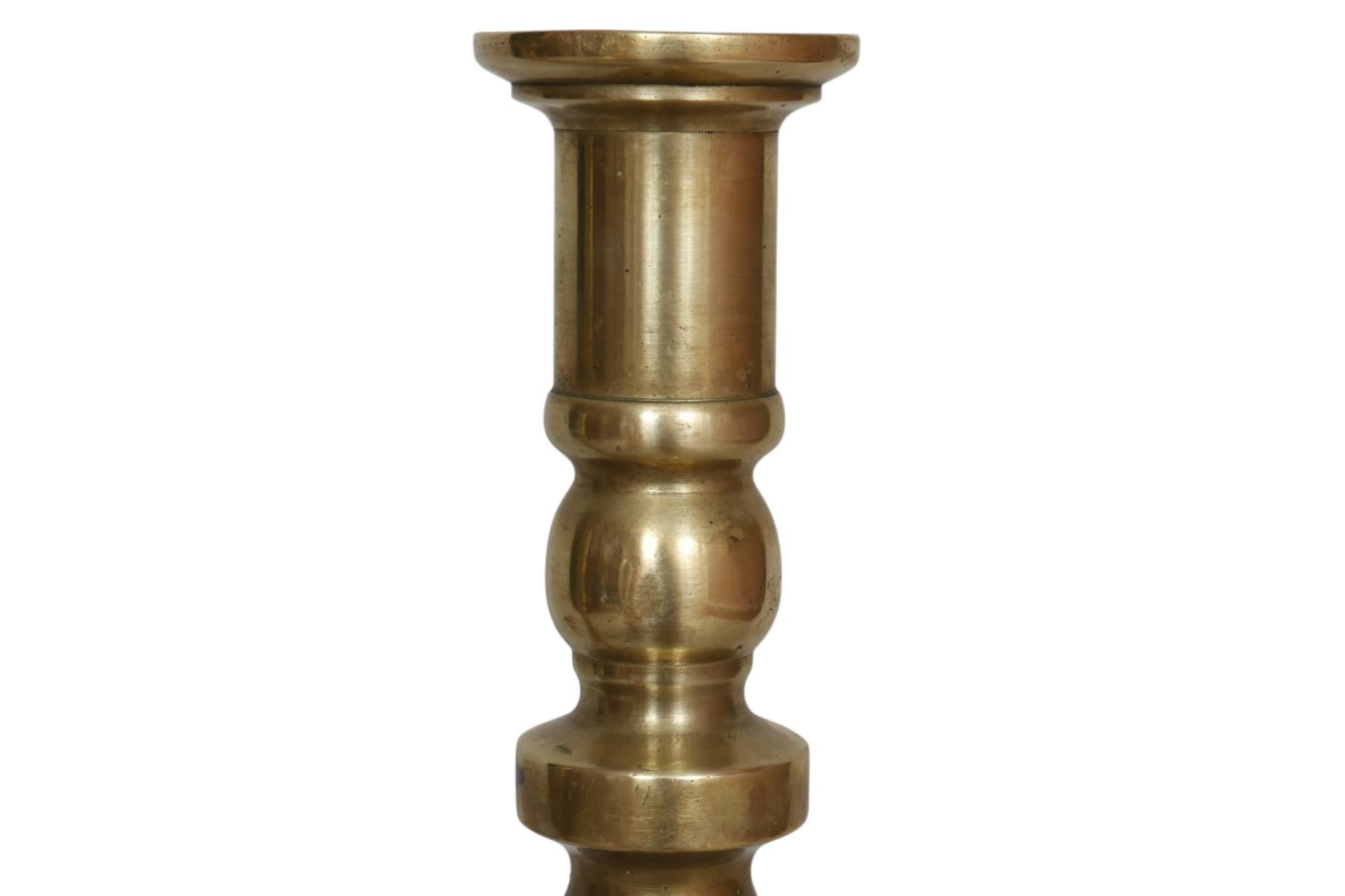 Pareja de grandes candelabros de balaustre de latón torneado siglo XX en venta