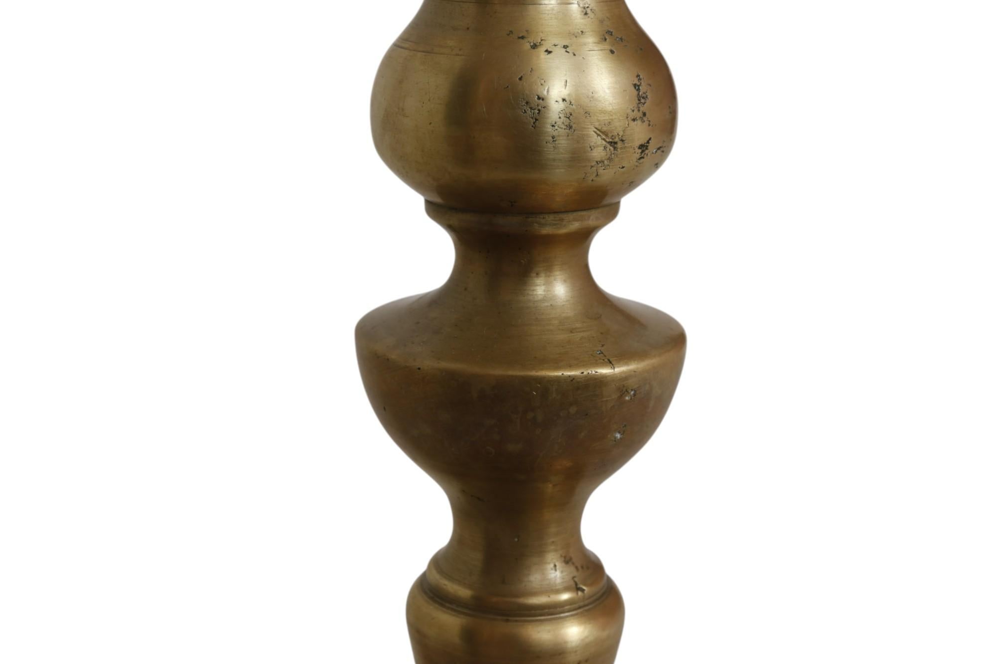 Pareja de grandes candelabros de balaustre de latón torneado Latón en venta