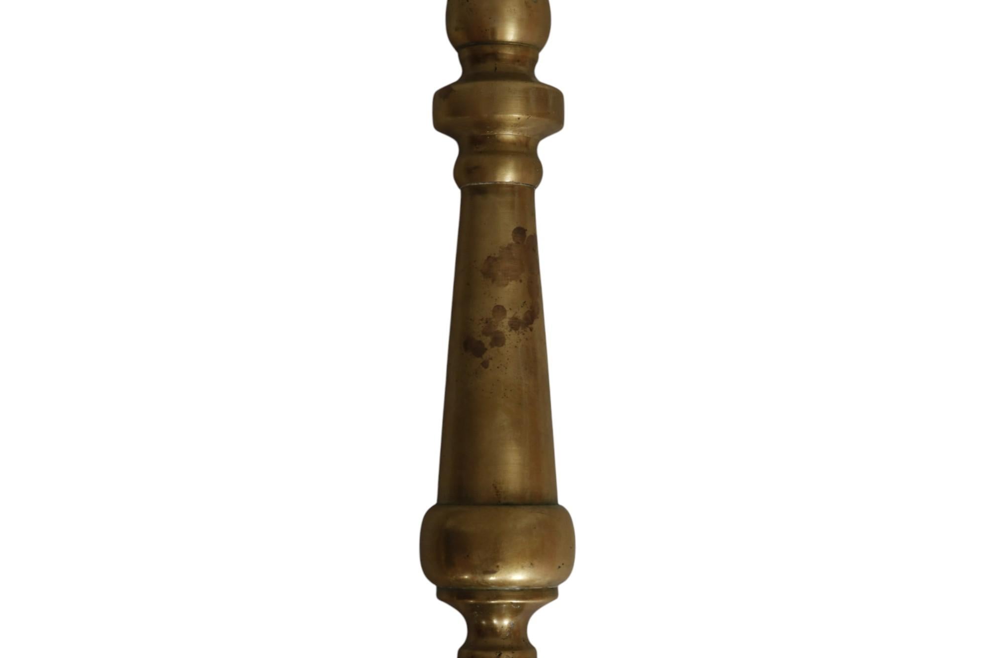 Pareja de grandes candelabros de balaustre de latón torneado en venta 1