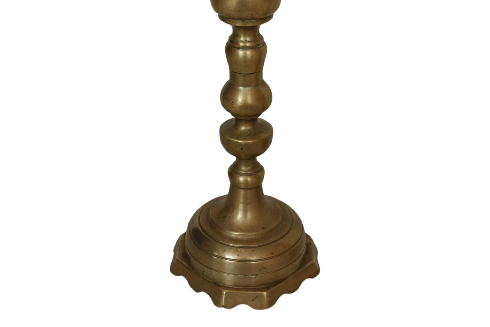 Pareja de grandes candelabros de balaustre de latón torneado en venta 2