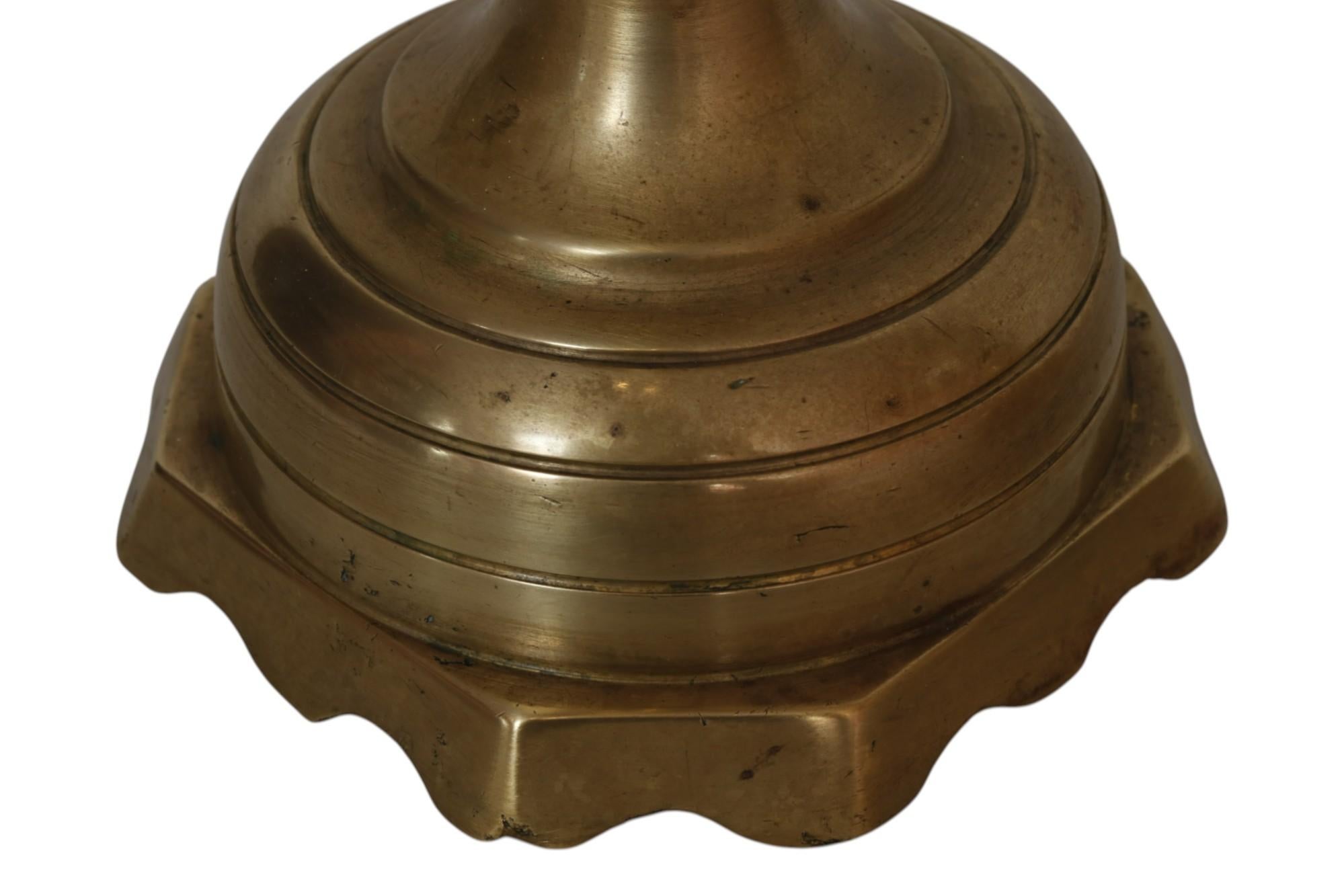 Pareja de grandes candelabros de balaustre de latón torneado en venta 3