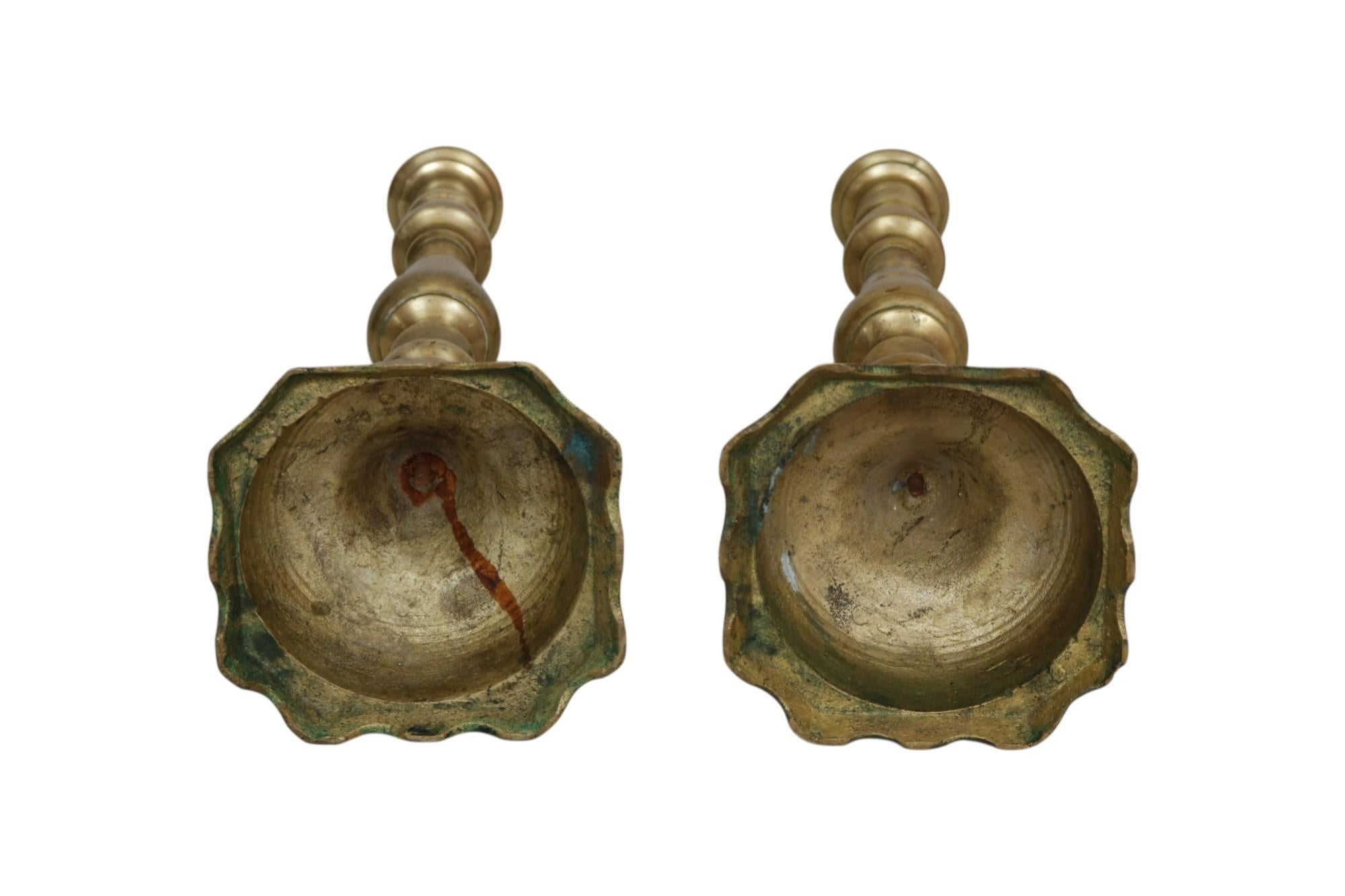 Pareja de grandes candelabros de balaustre de latón torneado en venta 4