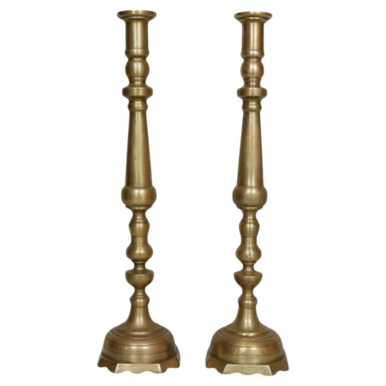Pareja de grandes candelabros de balaustre de latón torneado en venta