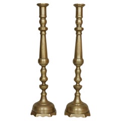 Pareja de grandes candelabros de balaustre de latón torneado