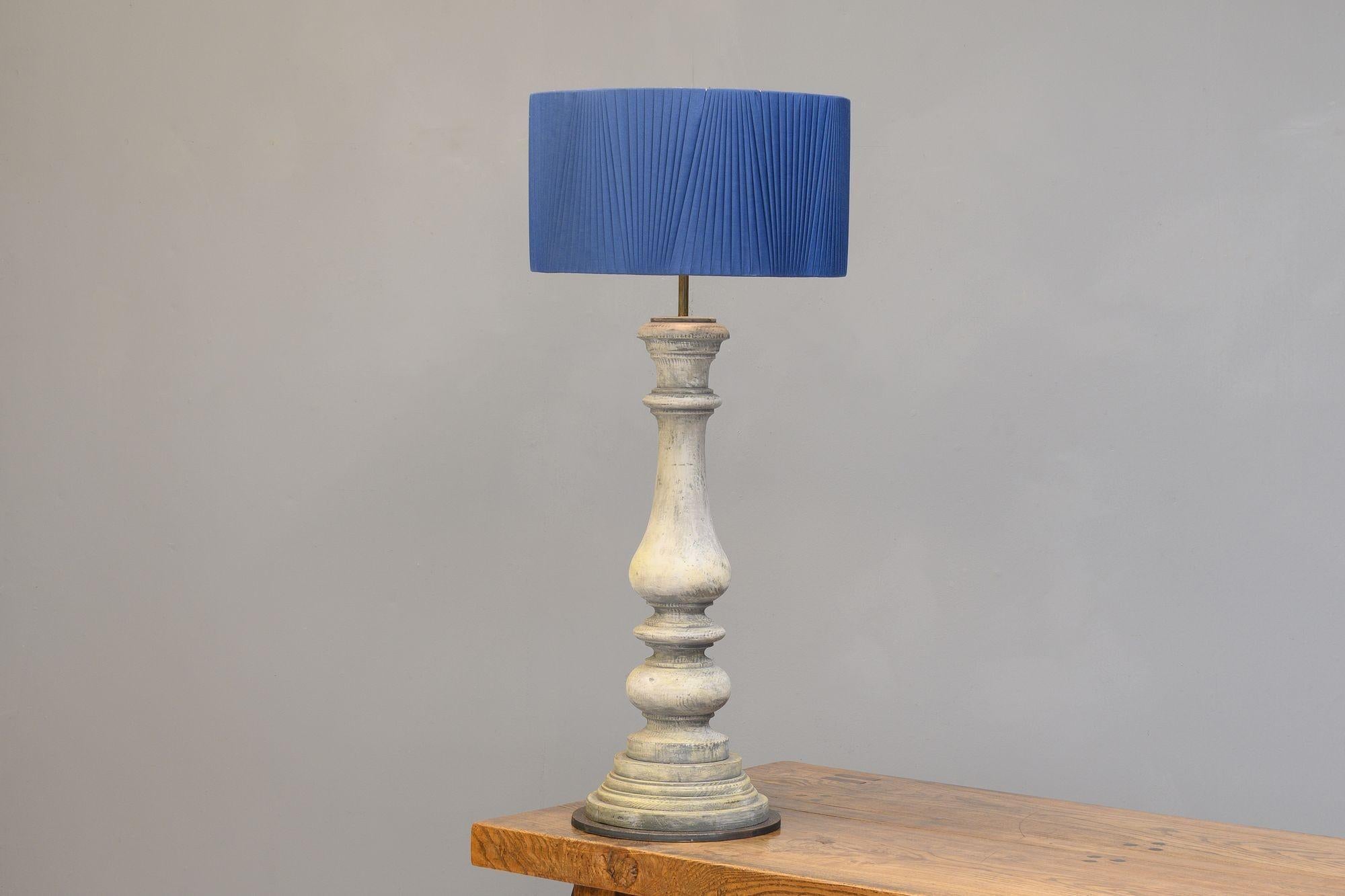 Large lamp with turned column in repainted finish. Shade not included.
U.K circa 1900.
H 85cm x W 30cm x D 30cm
Please be in touch for an accurate delivery quote.
