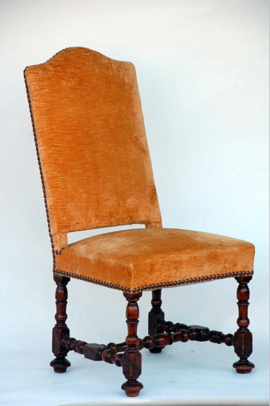 Großer Stuhl aus gedrechseltem Holz im Barockstil.