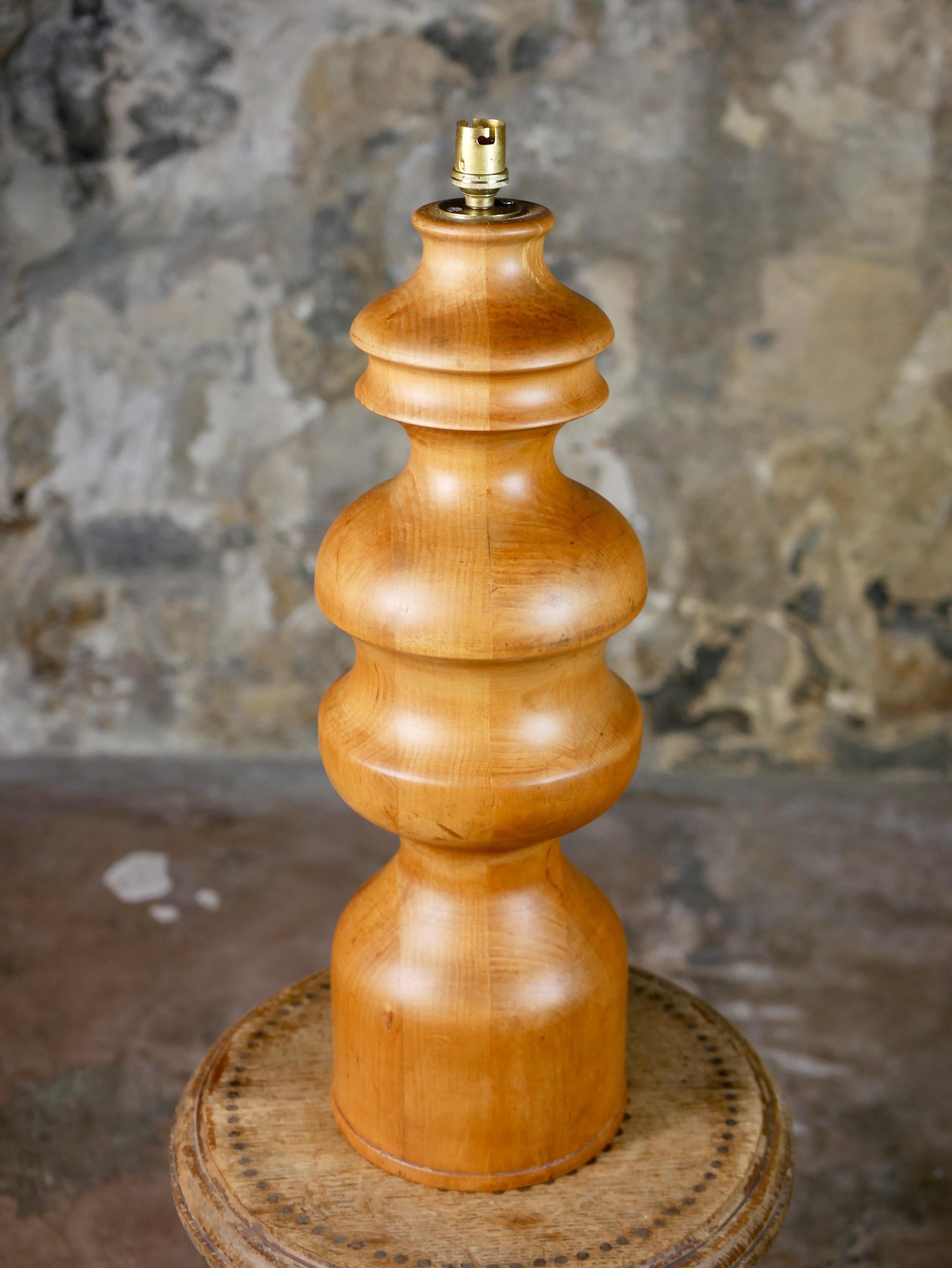 Large turned wood base lamp in oak, French work, 1960s For Sale 4