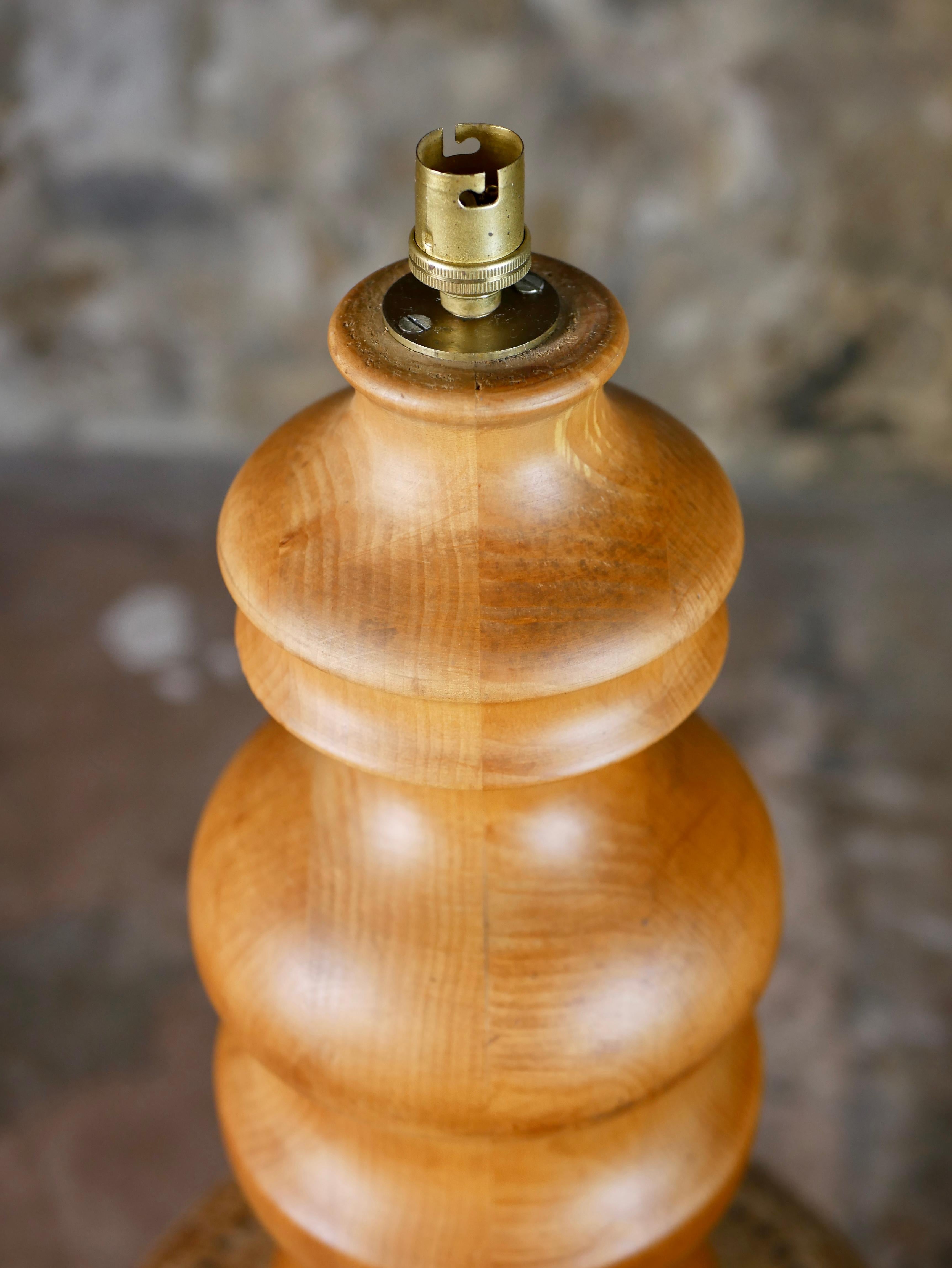 Large turned wood base lamp in oak, French work, 1960s For Sale 5
