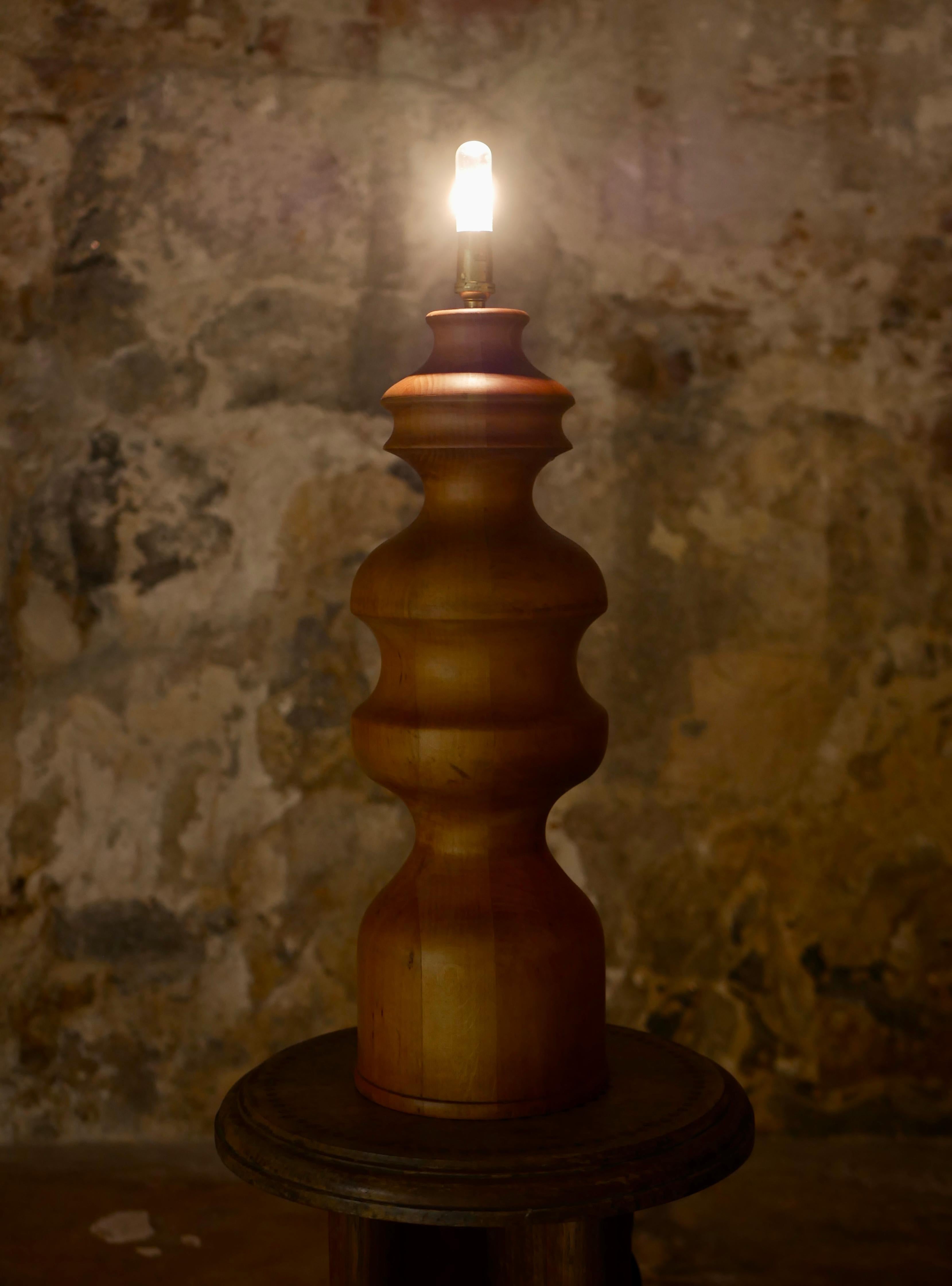 Large turned wood base lamp in oak, French work, 1960s For Sale 6