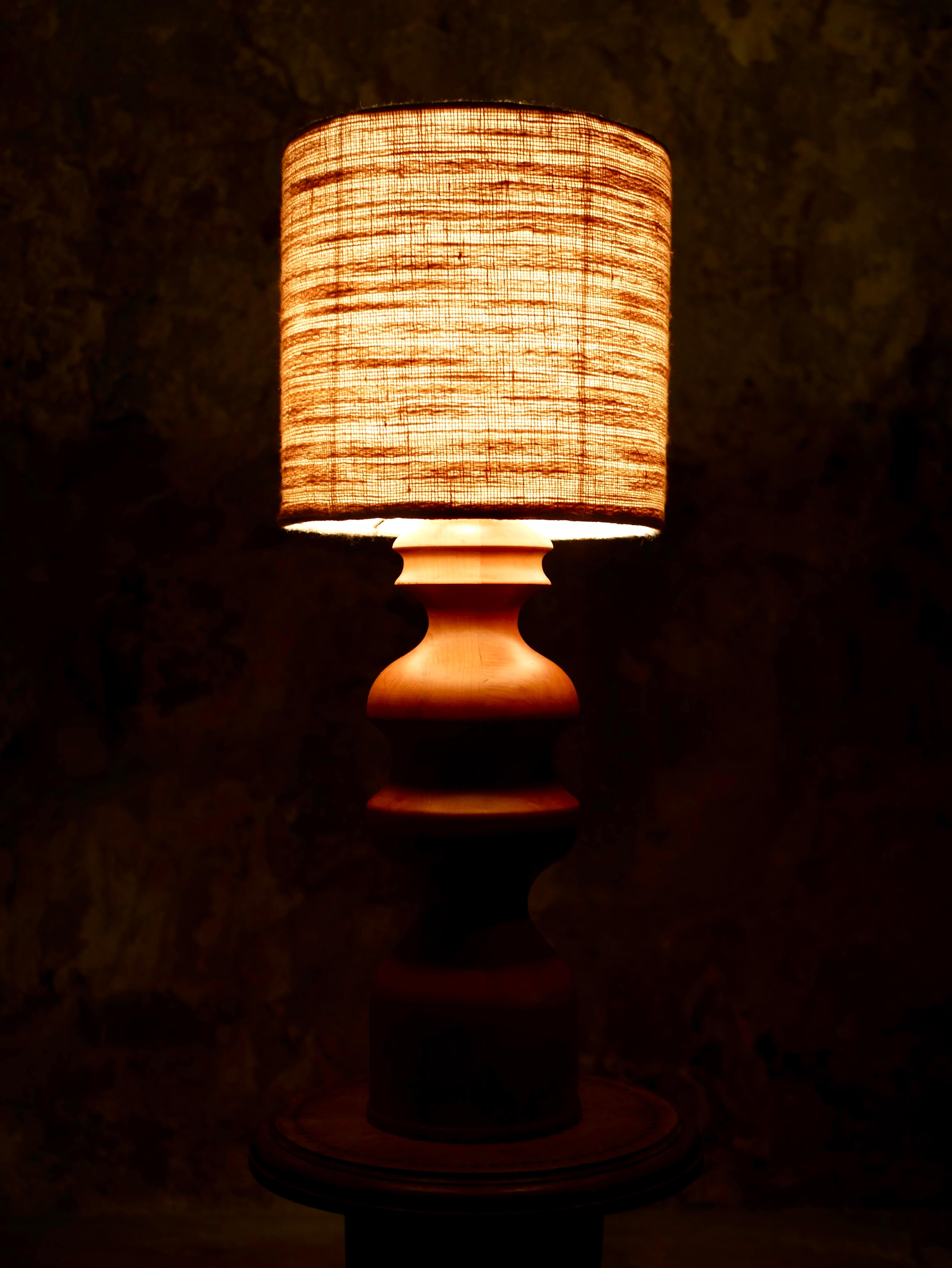 Grande lampe à pied en bois tourné en Oak Oak, travail français, années 1960. en vente 6