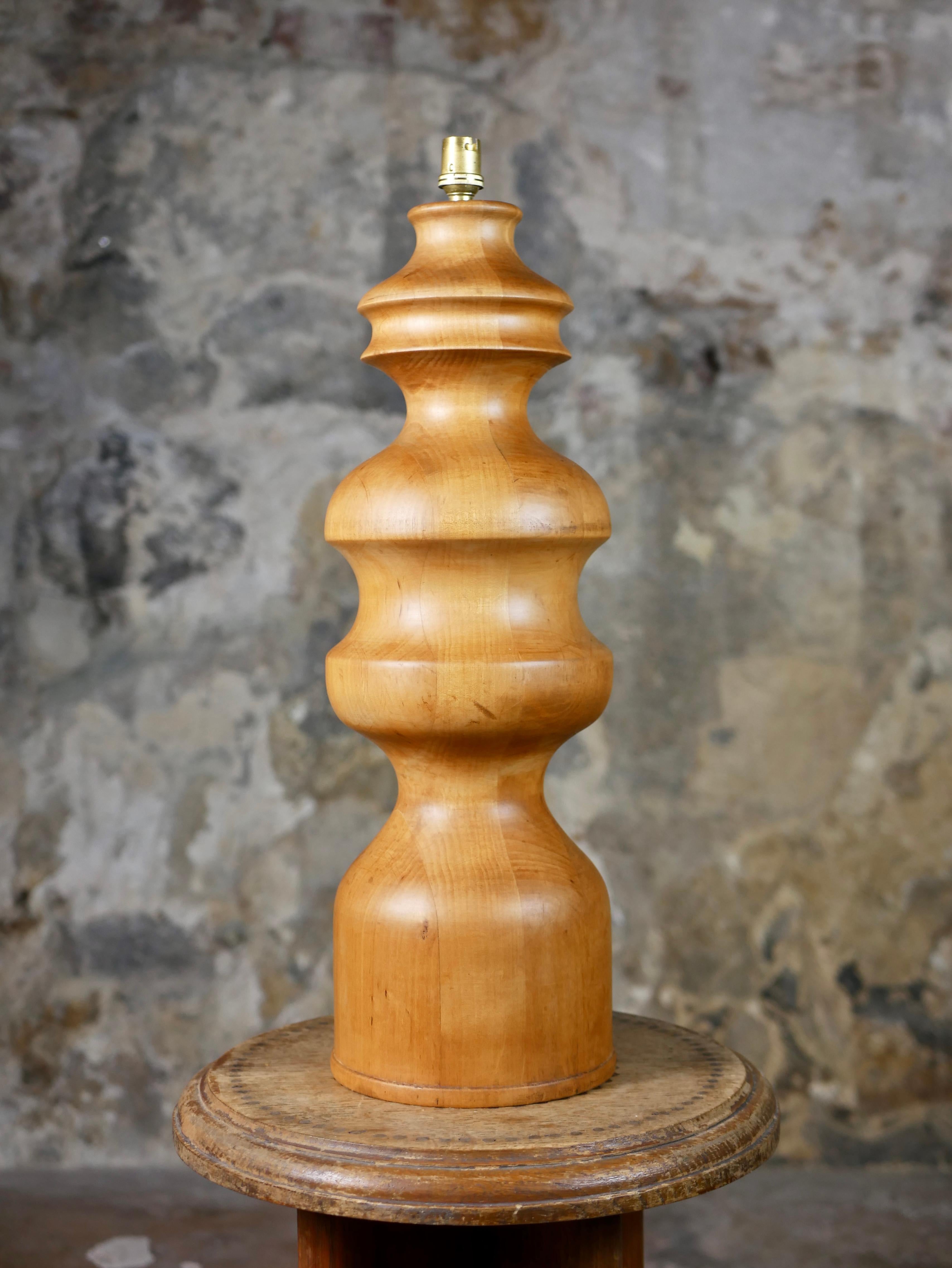Oak Large turned wood base lamp in oak, French work, 1960s For Sale