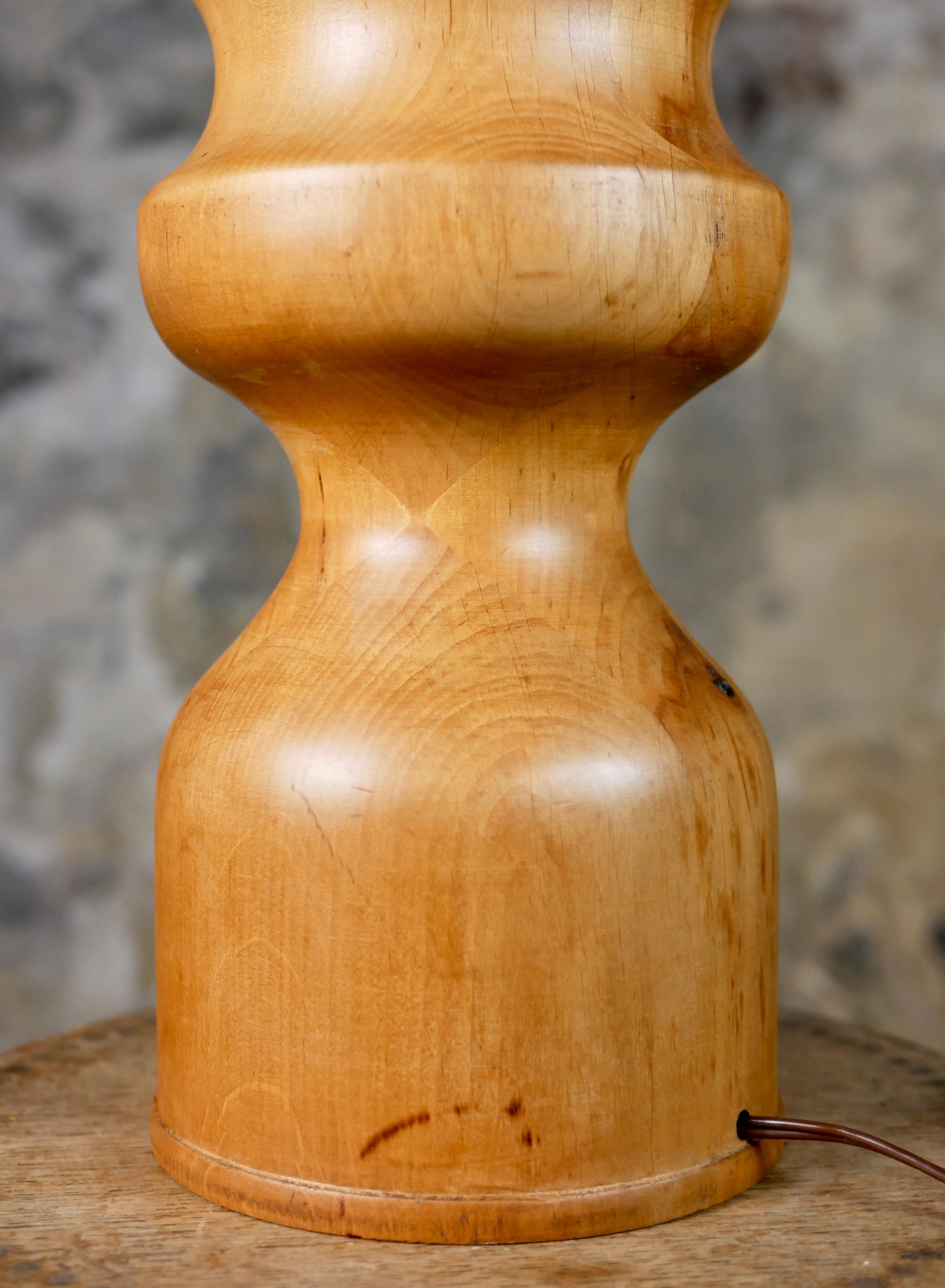 Large turned wood base lamp in oak, French work, 1960s For Sale 1