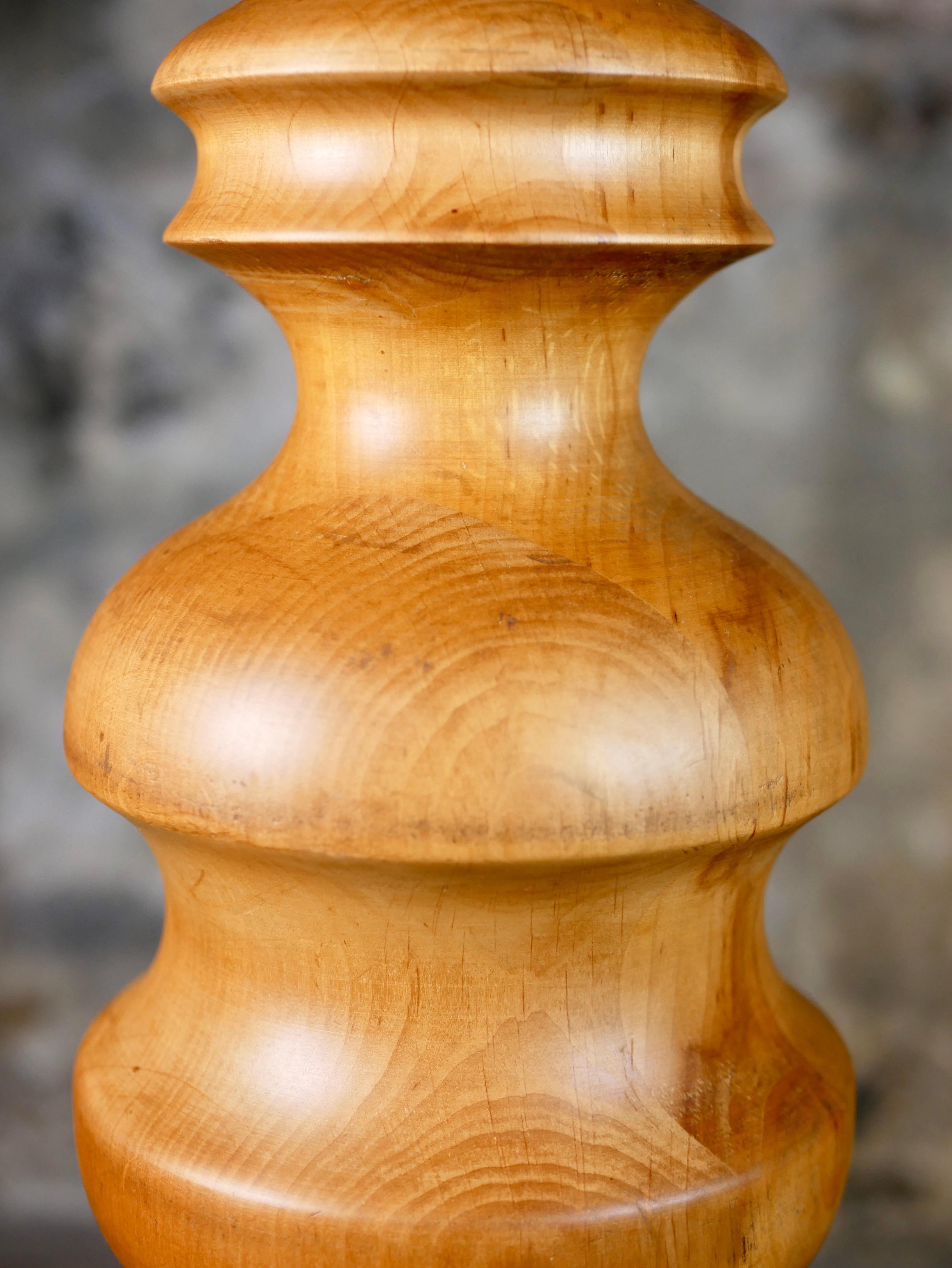 Large turned wood base lamp in oak, French work, 1960s For Sale 2