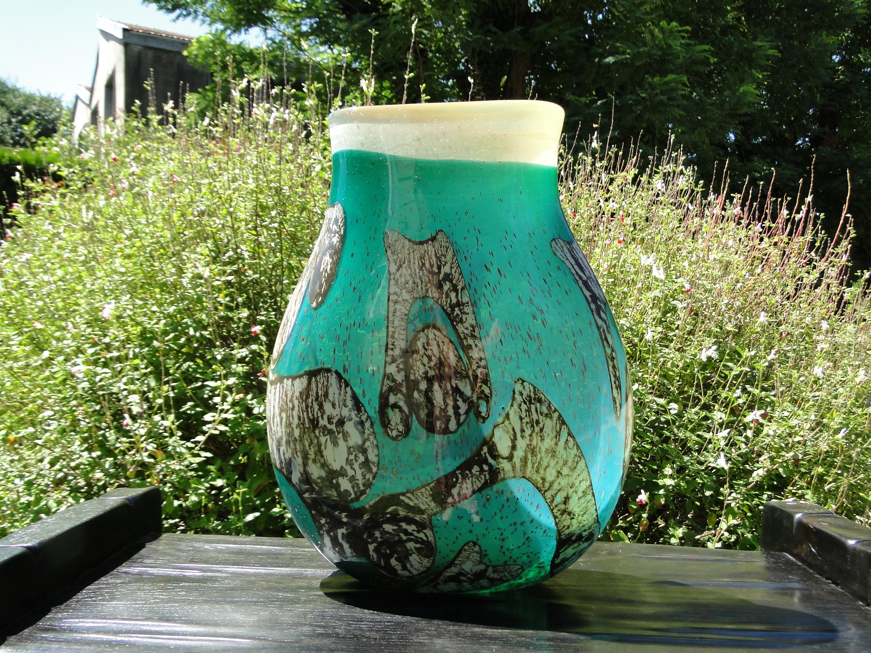 Verre brun Biot - Grand vase en verre soufflé bleu turquoise, France  en vente