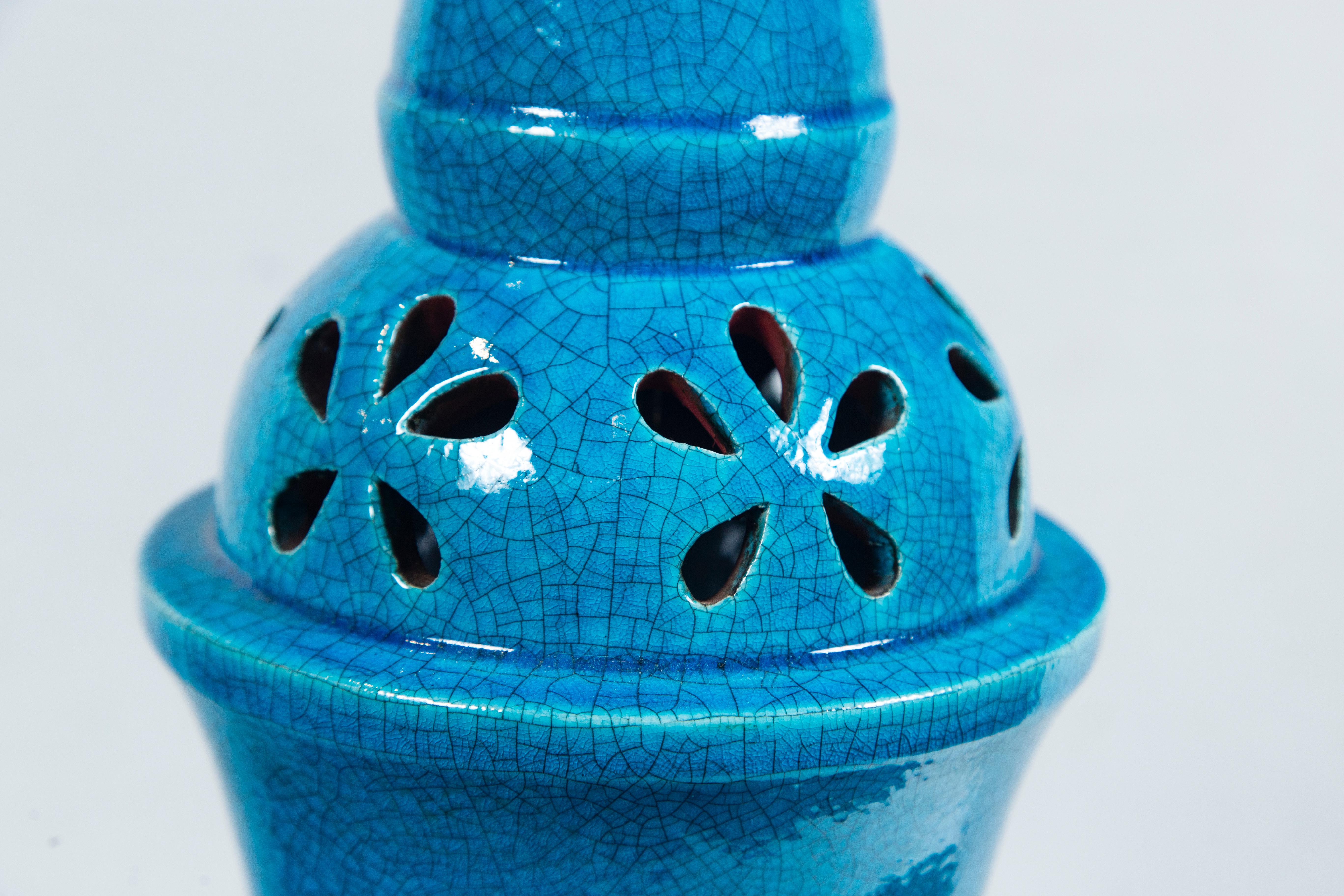 Große exotische türkisfarbene Crackle-Glasur Keramik italienische Lampe. Maurisch anmutend mit einem Hauch von Flower Power. Der Sockel ist aus lackiertem Holz und hat einen Durchmesser von 8 Zoll. Klare Kordel. Hochwertige Hardware. Zwei Steckdosen