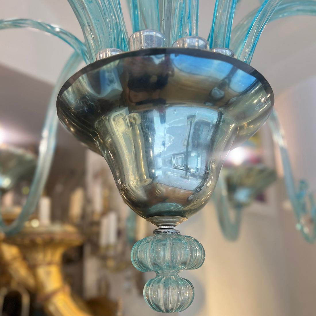Lampadario di Murano in vetro soffiato italiano degli anni '50 circa con 6 luci a candelabro.

Misure:
Diametro: 70
Altezza: 39