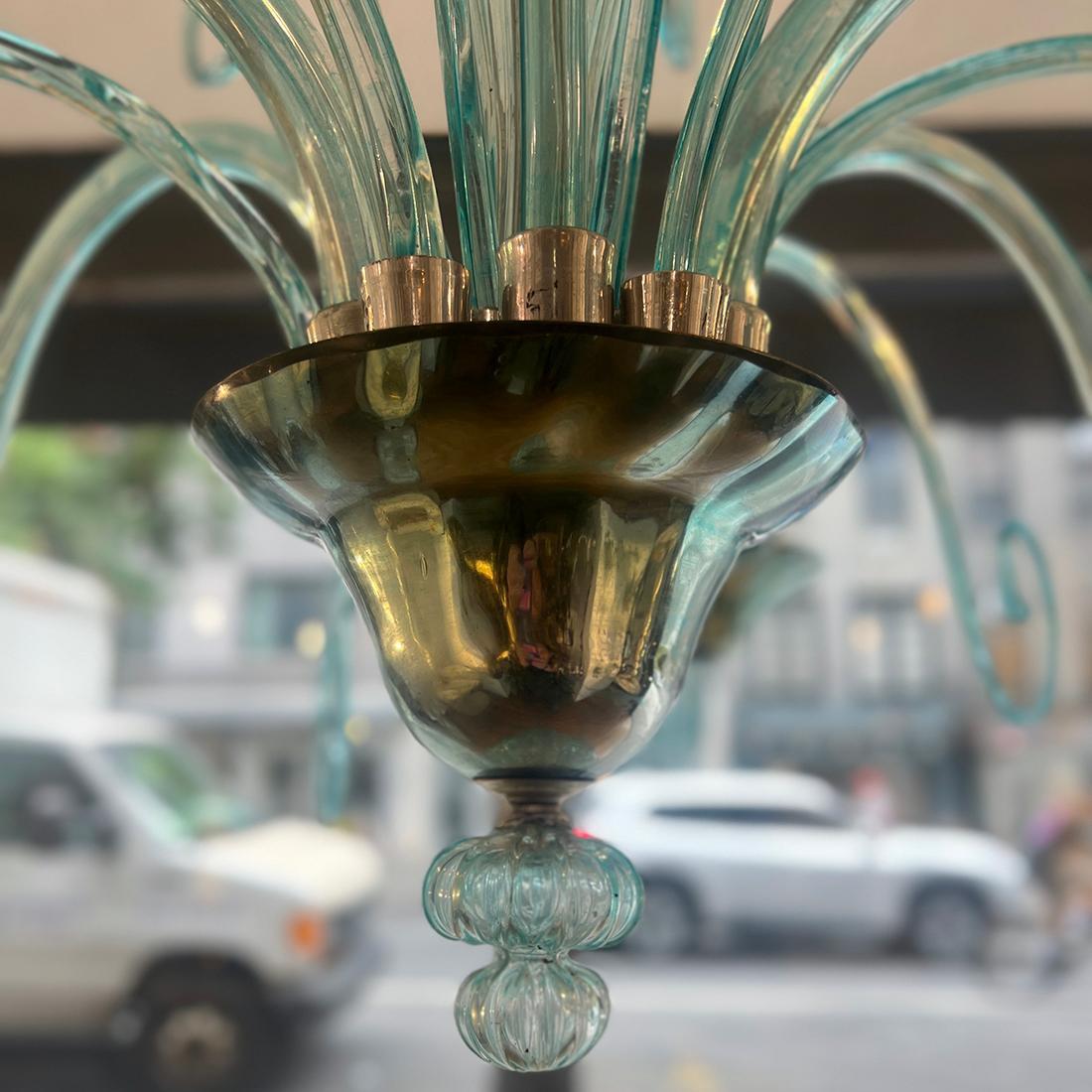 Italiano Grande lampadario di Murano color turchese in vendita