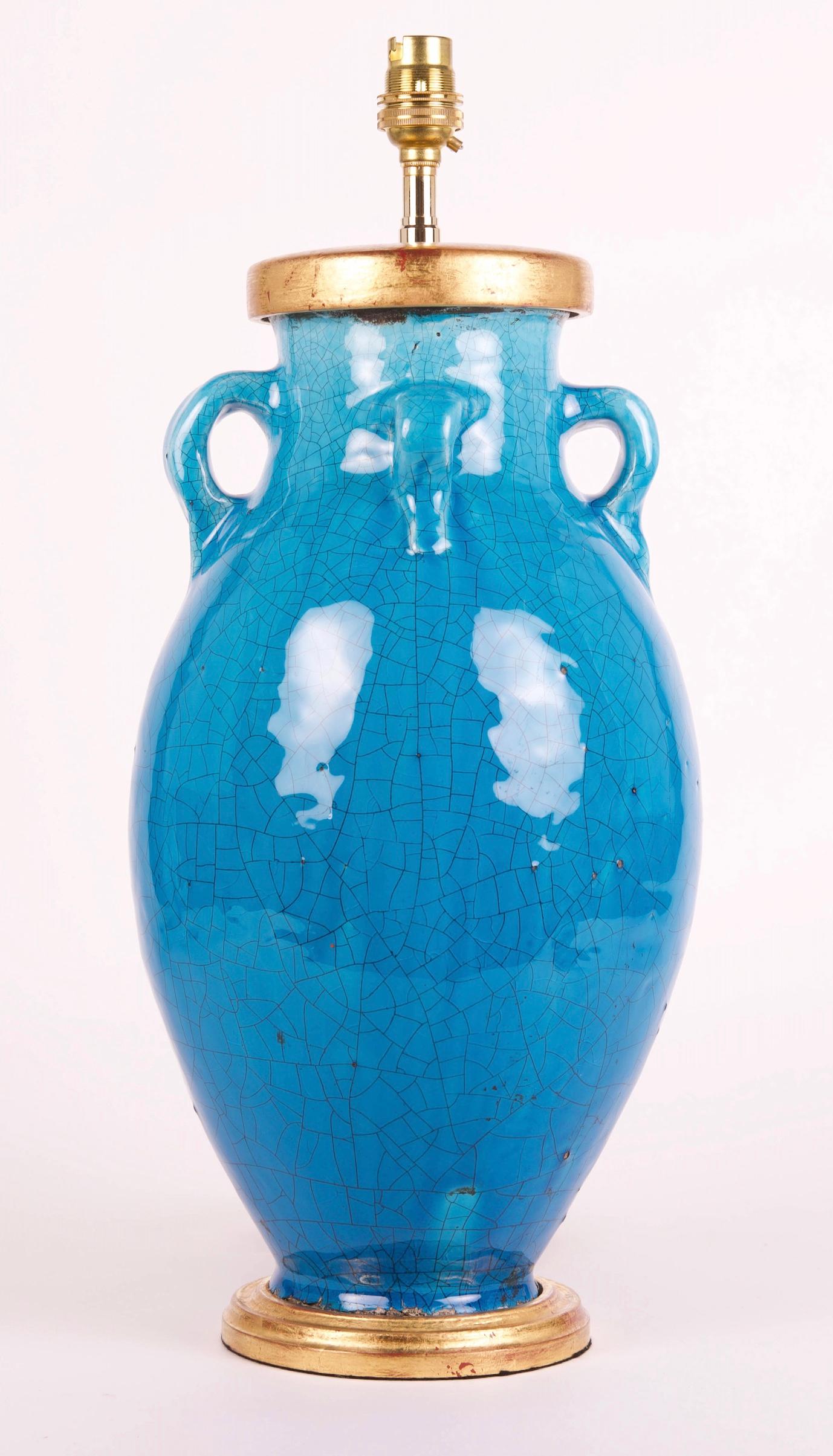 Un superbe vase balustre à quatre anses, avec une glaçure turquoise craquelée exceptionnelle, maintenant monté comme une lampe avec une base tournée et dorée à la main.

Hauteur du vase : 40 cm (15 3/4 in), y compris la base en bois doré, mais sans
