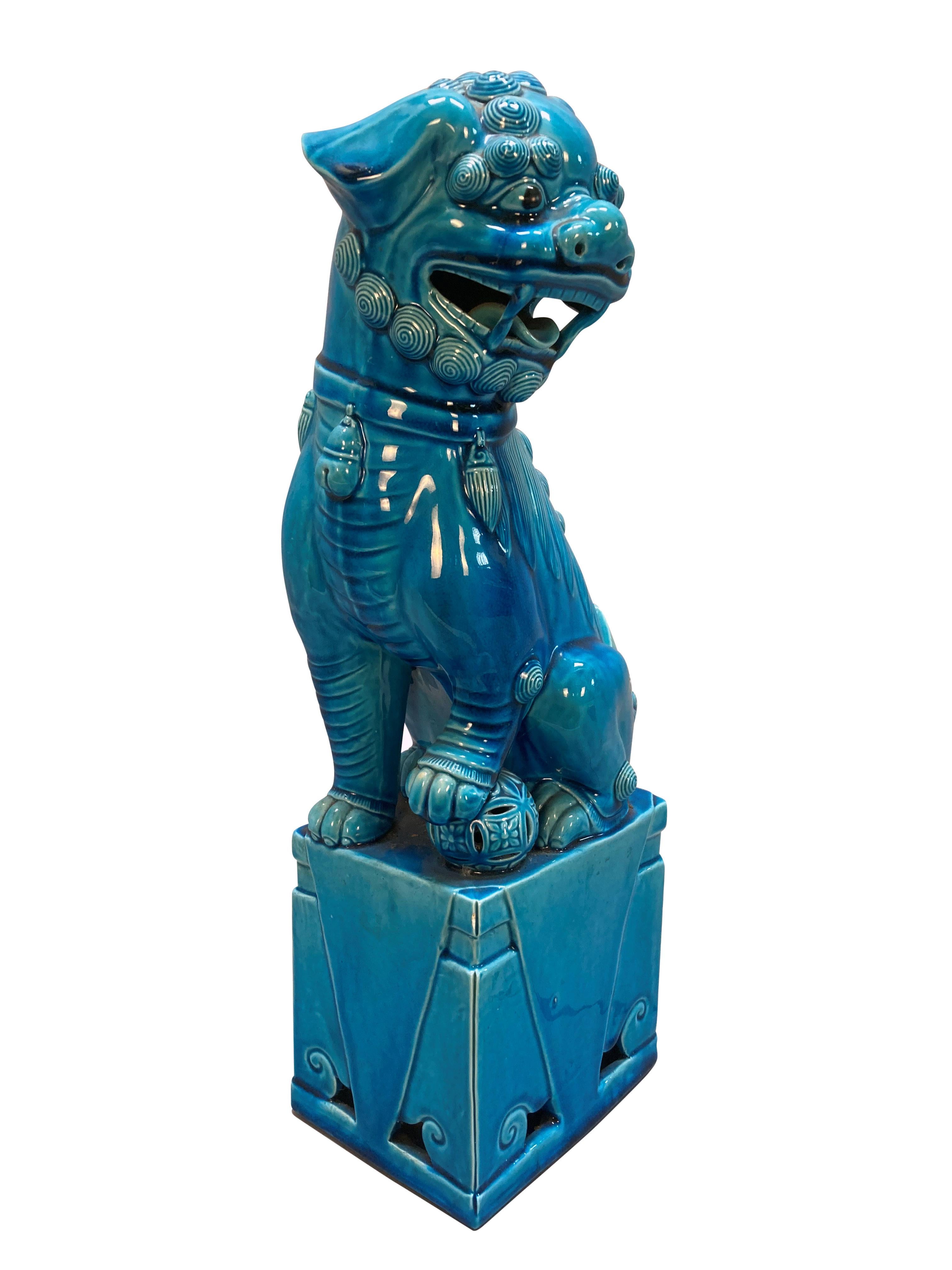 Un grand chien chinois de foo en céramique à glaçure turquoise, joliment sculpté.