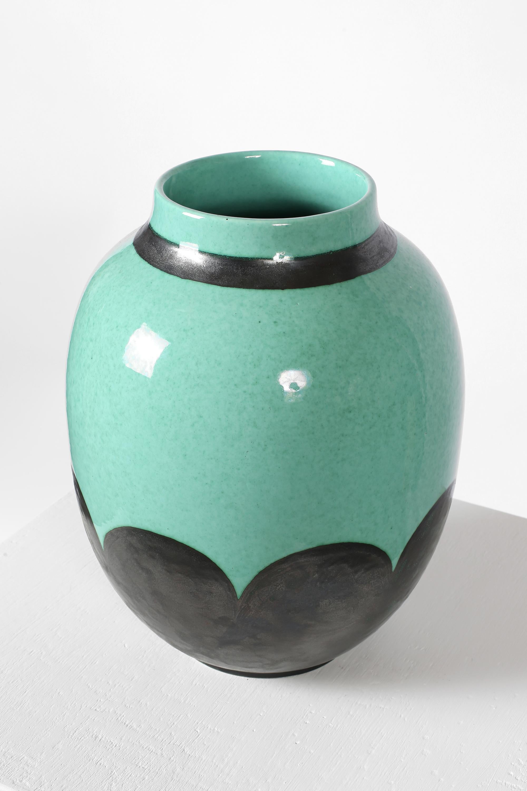 Rare grand vase en céramique Art déco à glaçure turquoise tachetée et gunmetal festonné d'Henri Chaumeil (1877-1944), signé. Français, c. C. C.